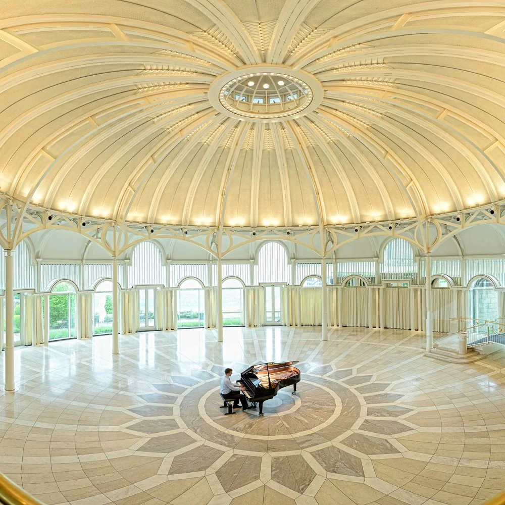 Historischer Kuppelsaal mit verziertem Deckengewölbe und Rundbogen-Fenstern – Architekturfotografie in Bonn