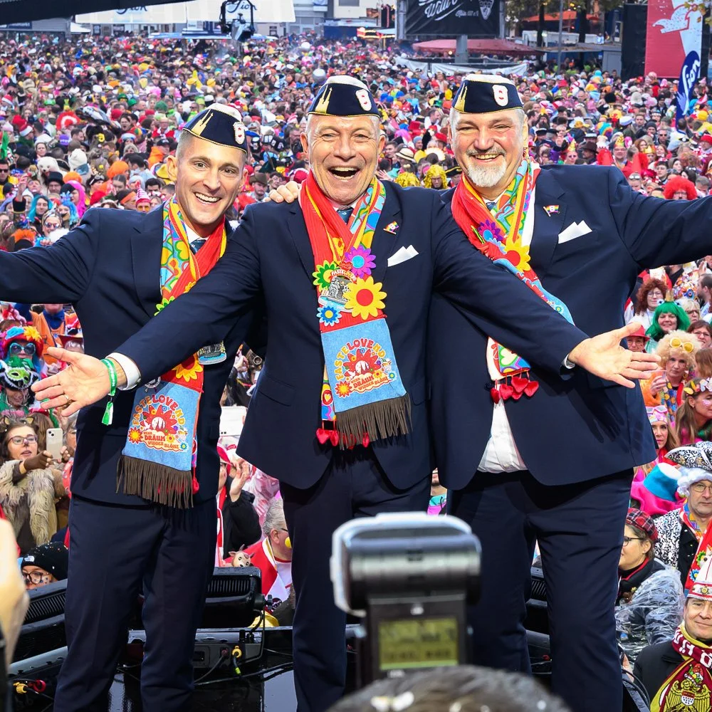 Karneval Sessionseröffnung in Köln am Heumarkt auf der Bühne mit Dreigestirn vor tausenden Jecken