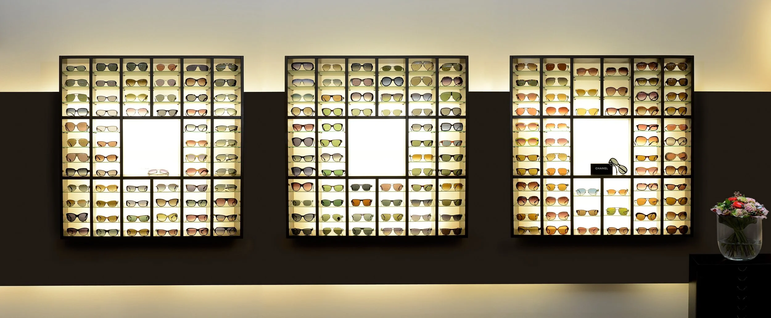 Beleuchtete Schaufensterauslage eines Optikers – Unternehmensreportage im Einzelhandel in Bonn.