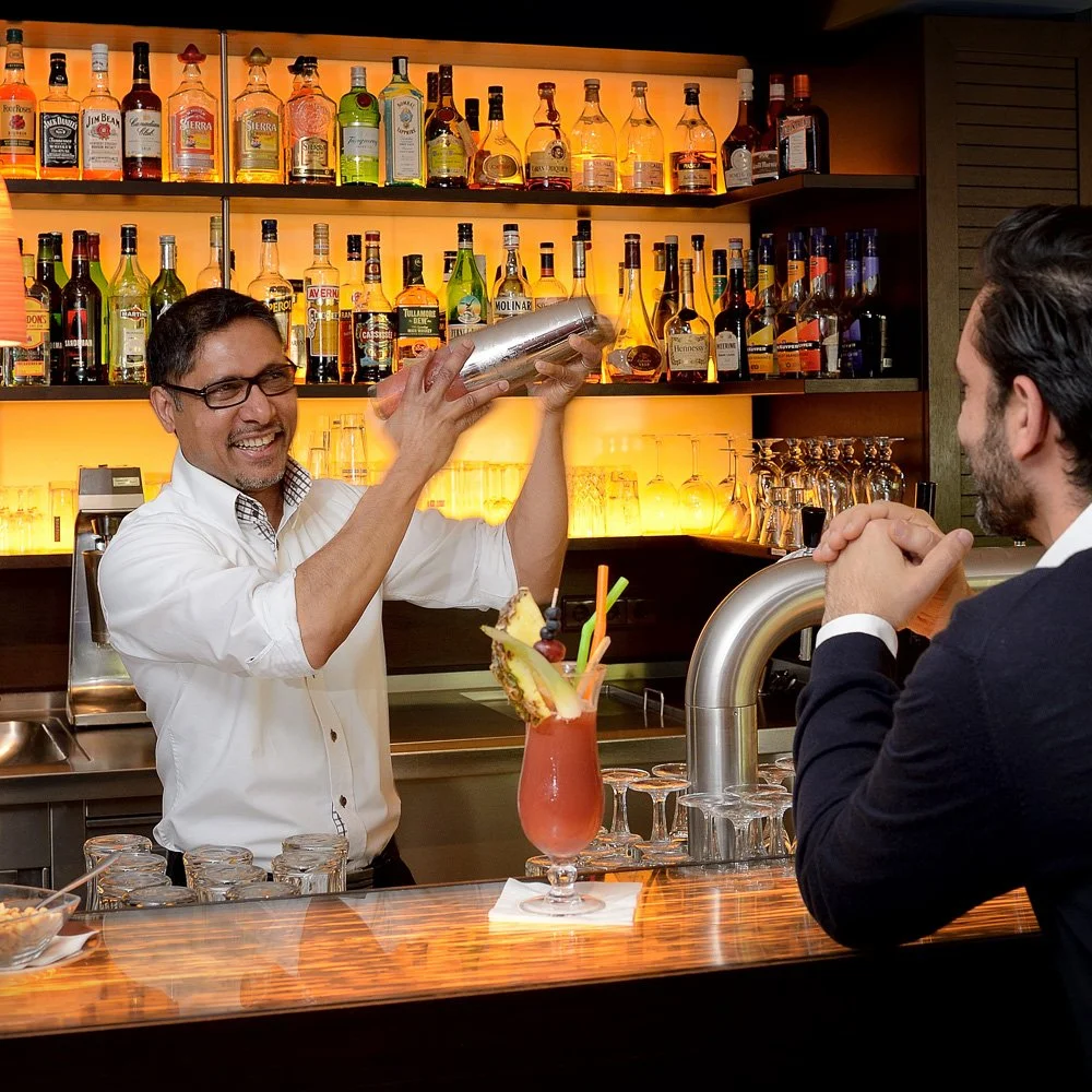 Barkeeper bereitet einen Cocktail an der Hotelbar zu – Hotelbar-Fotografie in Bonn.