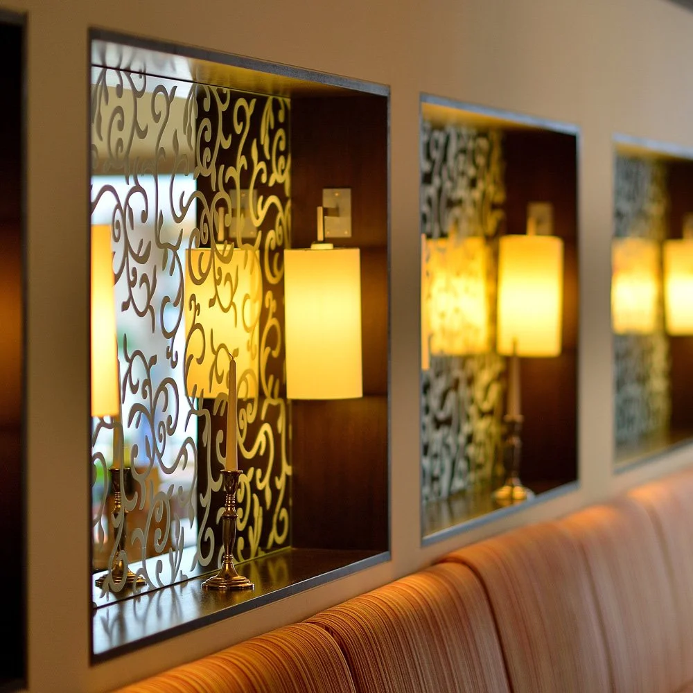Restaurant-Interieur mit stimmungsvollem Lichtdesign – Restaurantfotografie in Hennef.