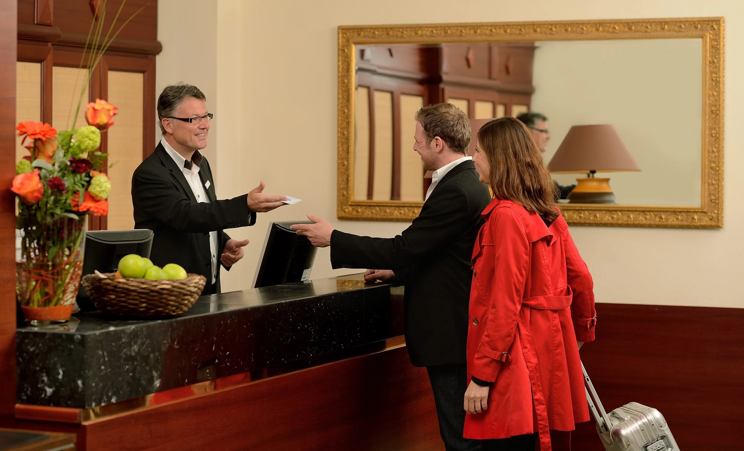 Gäste beim Check-in an der Hotelrezeption – Hotelfotografie in Köln.