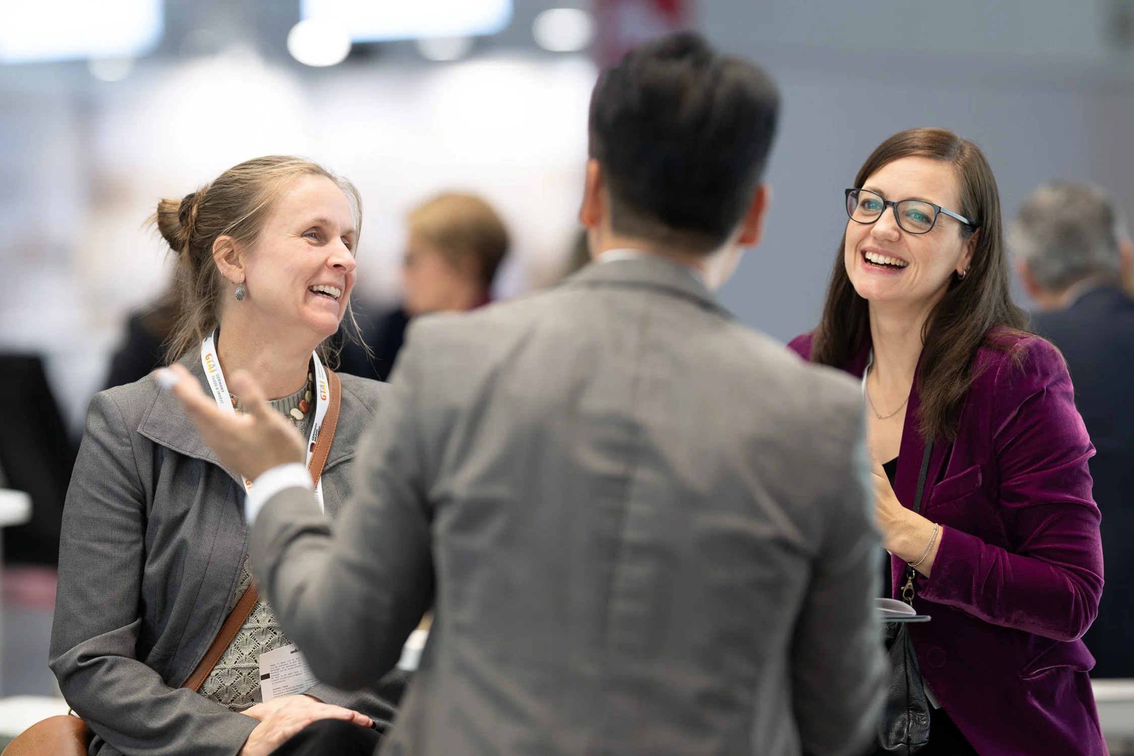 Professionelle Messefotografie in Köln – Gespräch auf der Messe