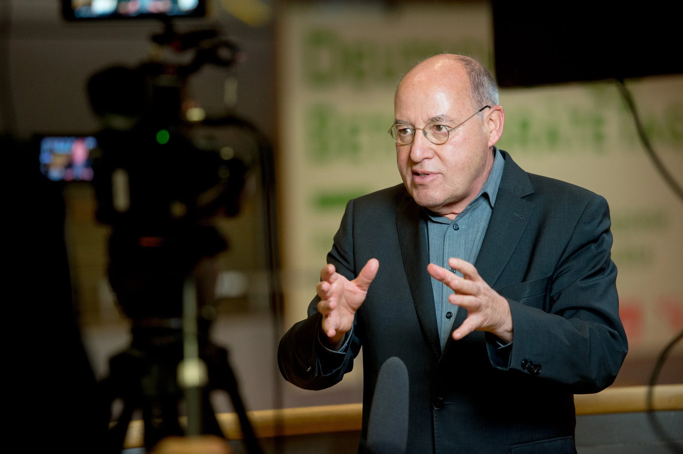 Gregor Gysi im Interview vor laufender Kamera im WCCB Bonn – Eventfotografie und Pressedokumentation in Bonn.