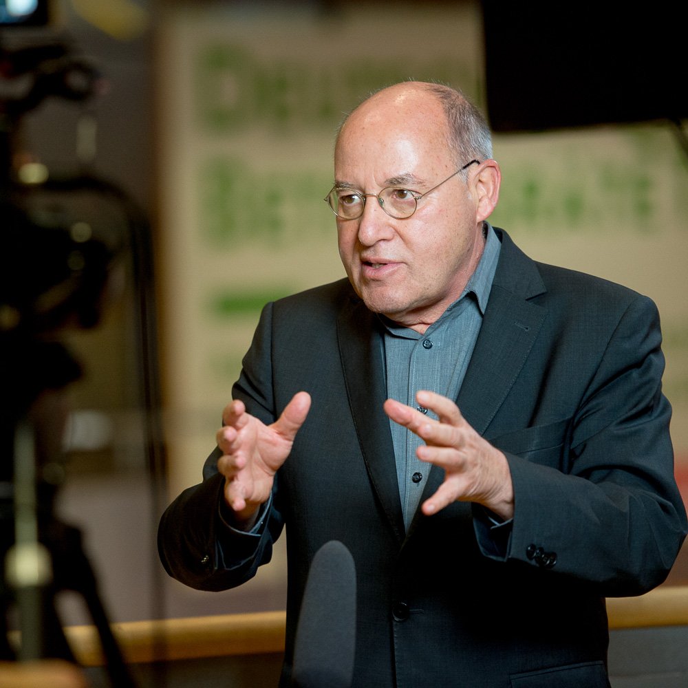 Gregor Gysi gestikuliert während einer Rede bei einer Veranstaltung.