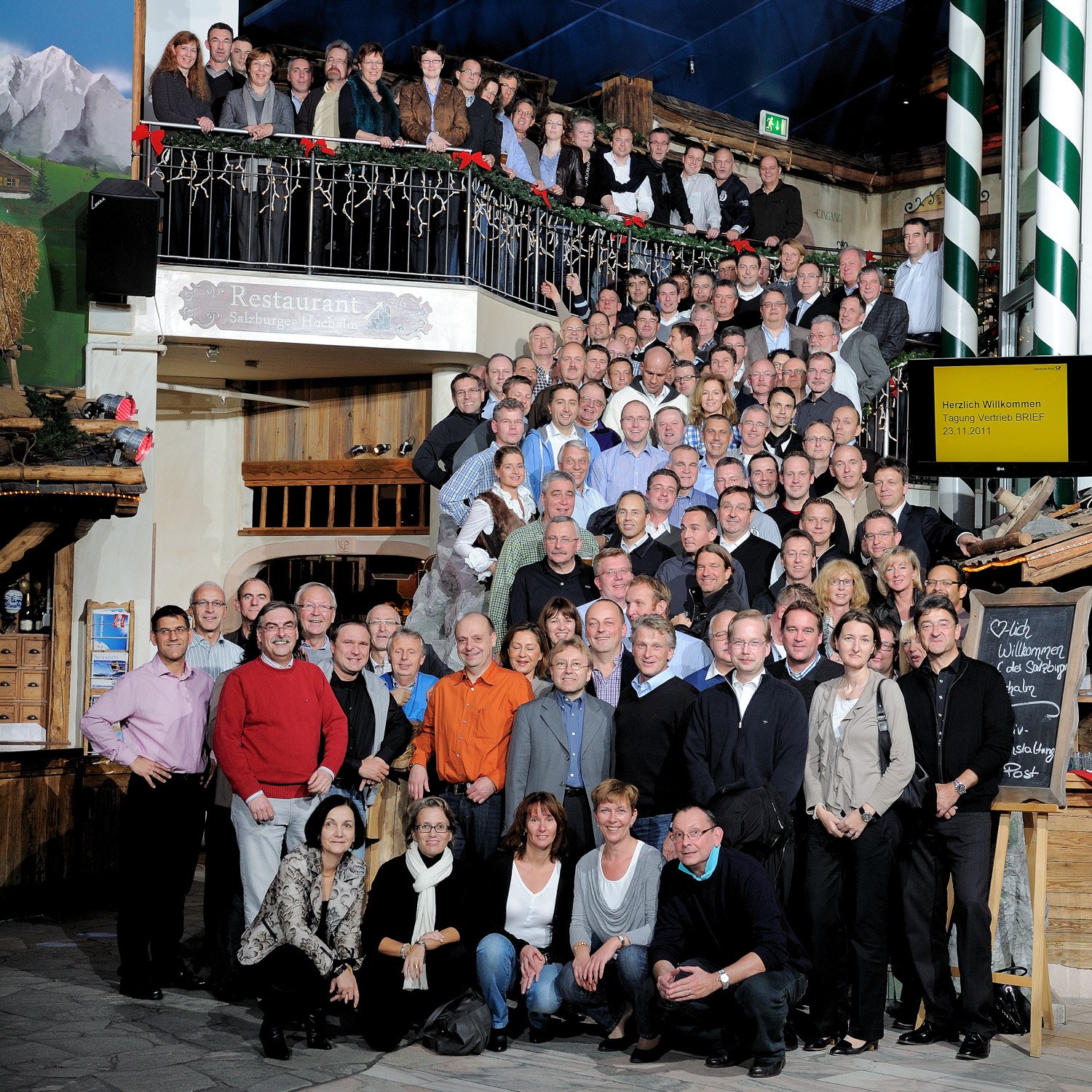 Großes Gruppenfoto der Belegschaft bei einer Firmenfeier in Köln und Bonn