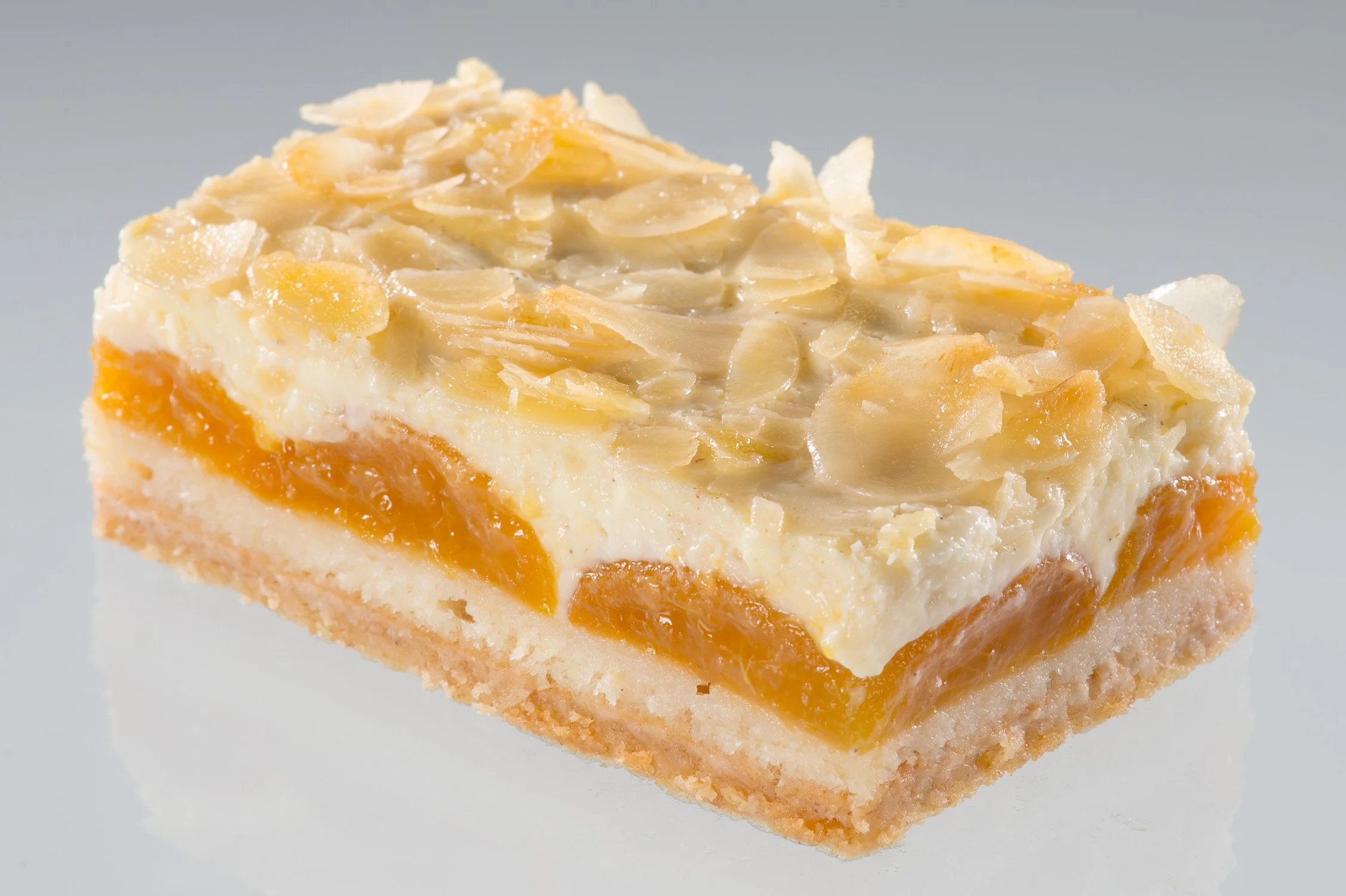 Kuchenstück mit Mango und Sahnecreme, freigestellt – Food-Produktfotografie für eine Konditorei