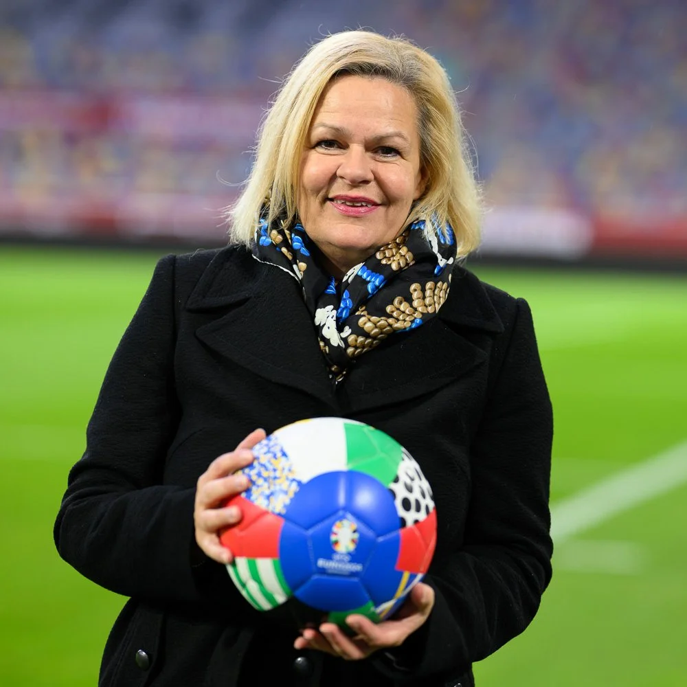 Businessportrait einer Führungspersönlichkeit mit Fußball im Stadion – Unternehmens- und Editorialfotografie.