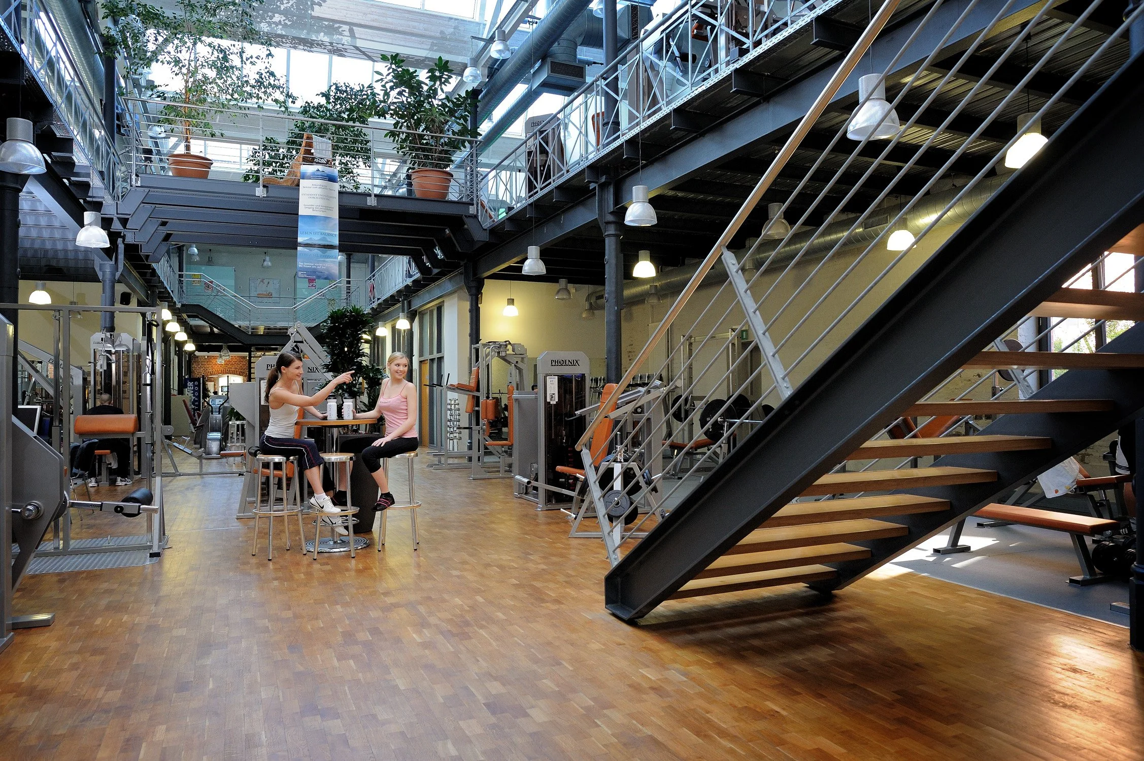 Moderne Loft-Arbeitsumgebung mit offener Treppe – Unternehmensreportage der Räumlichkeiten in Köln und Bonn.