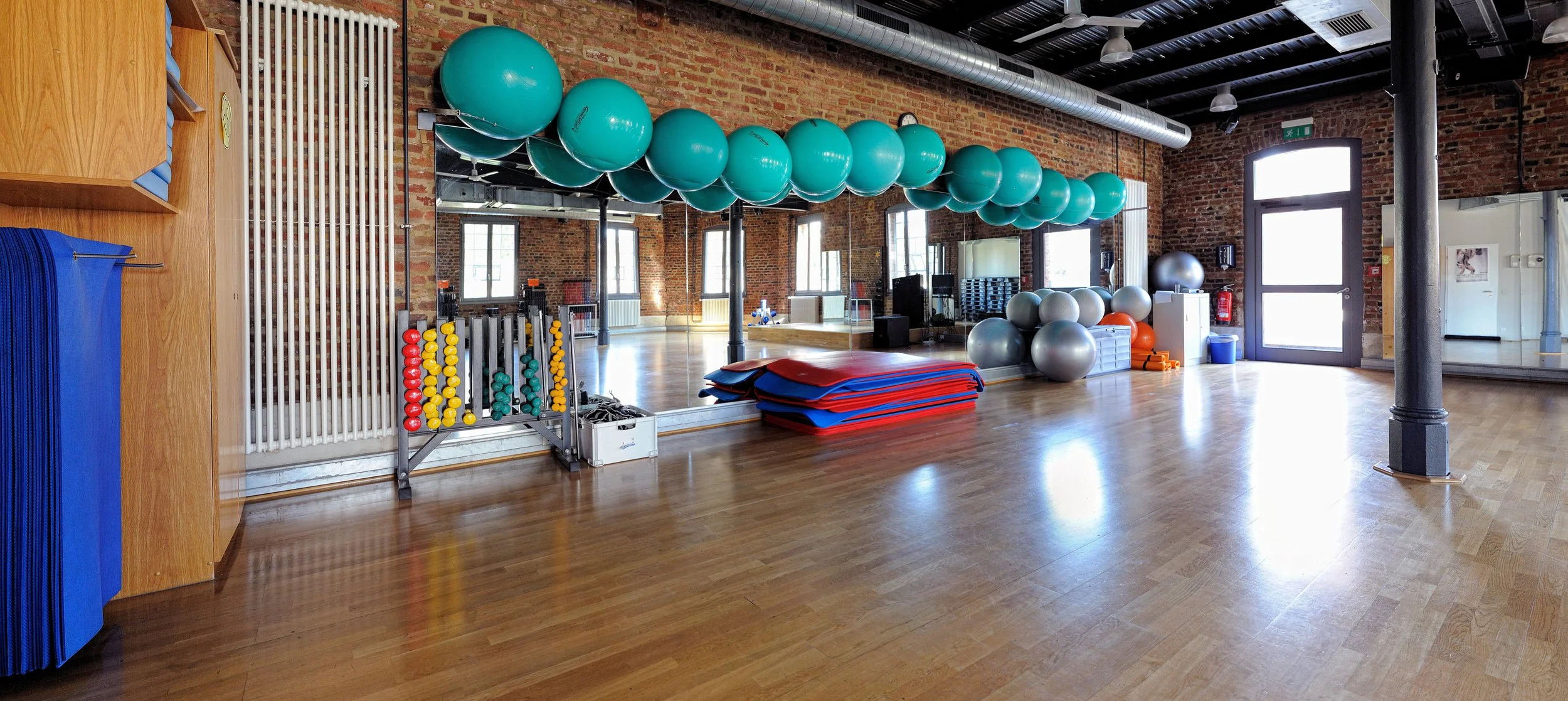Heller Kursraum eines Fitnessstudios mit Trainingsmatten – Unternehmensreportage in Köln und Bonn.