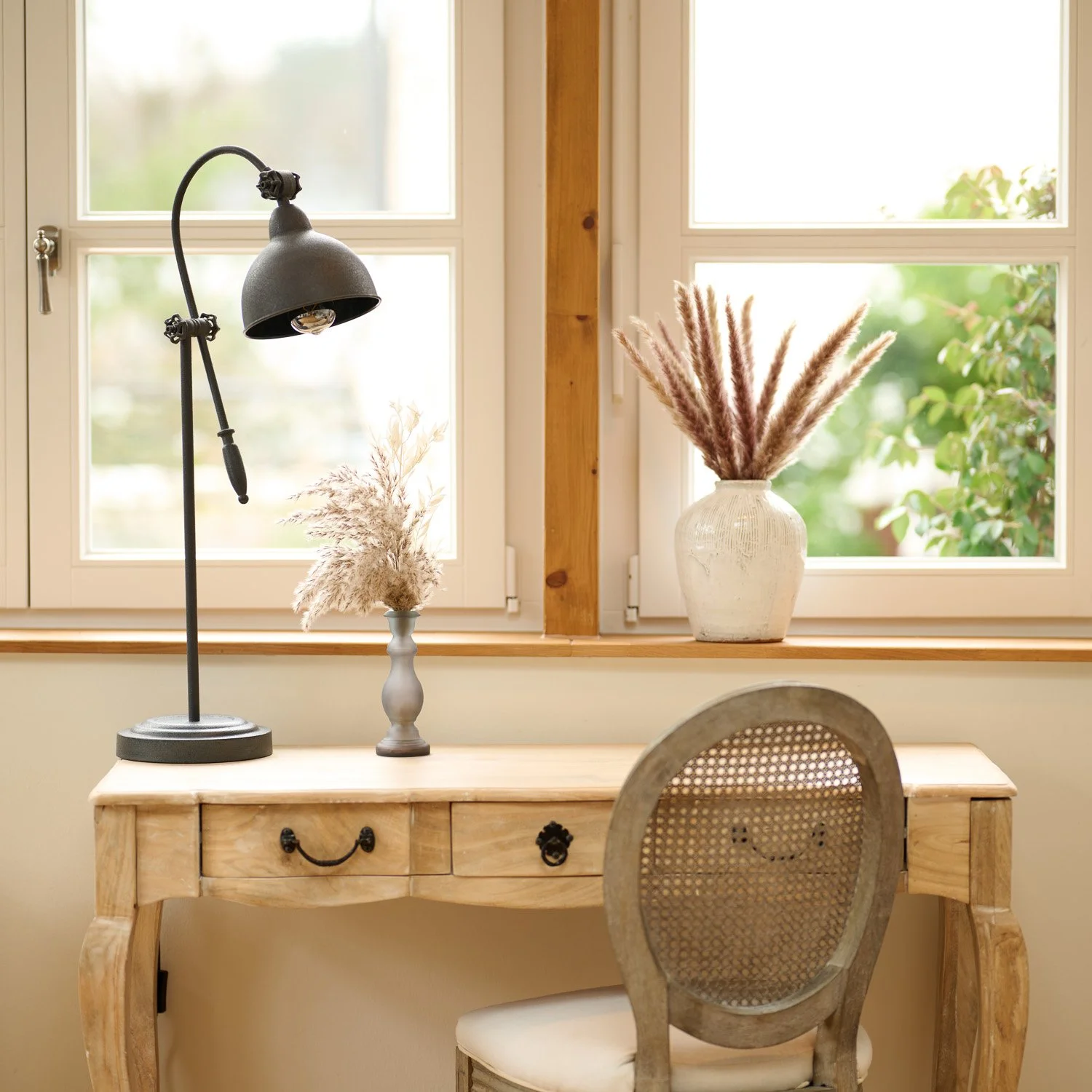 Vintage-Schreibtisch mit schwarzer Tischlampe und Rattanstuhl am Fenster – Interior- und Produktfotografie