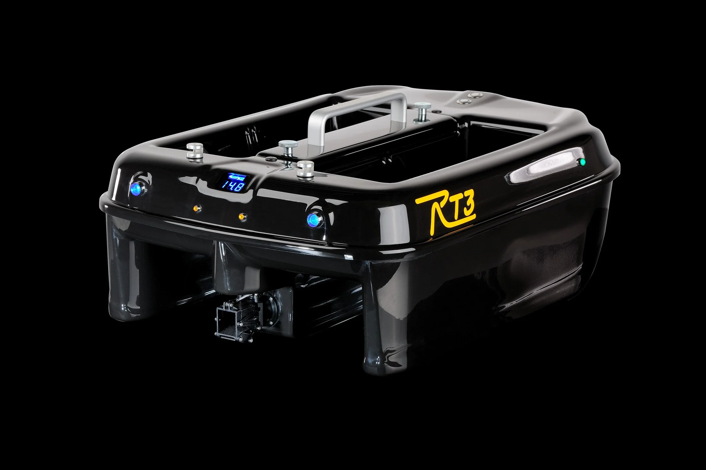 Schwarzes ferngesteuertes Futterboot (Baitboat RT4) als Packshot vor schwarzem Hintergrund – Produktfotografie