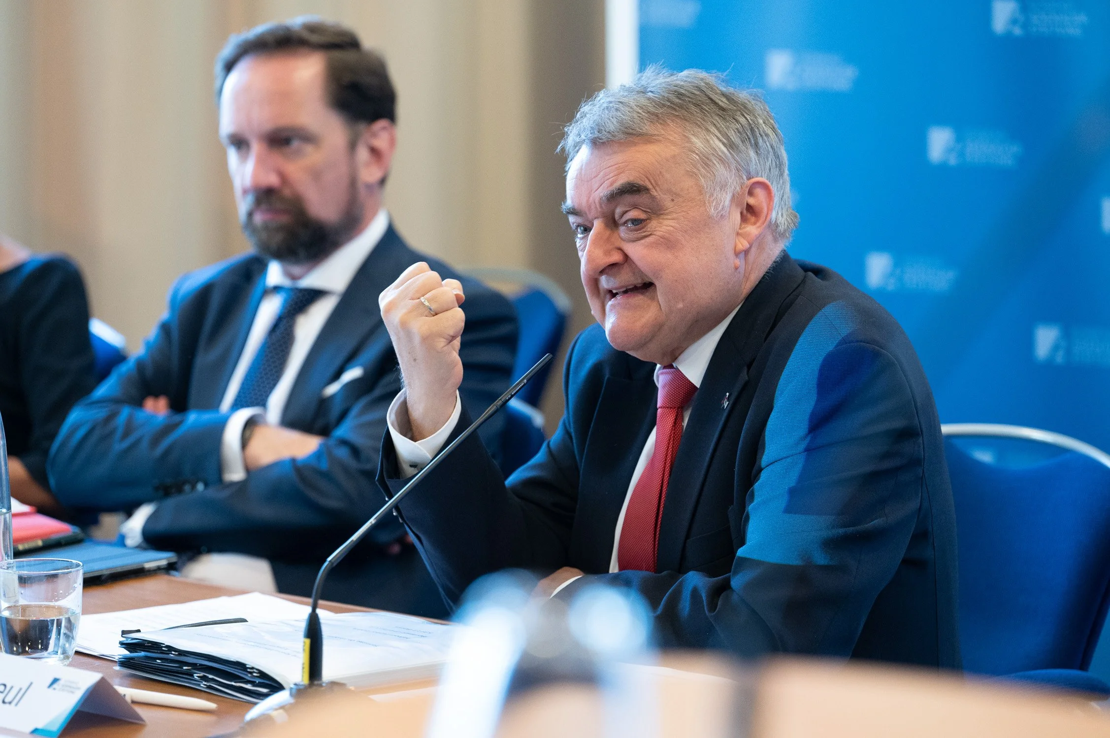 Herbert Reul, Innenminister von Nordrhein-Westfalen, im Gespräch an einem Tisch.