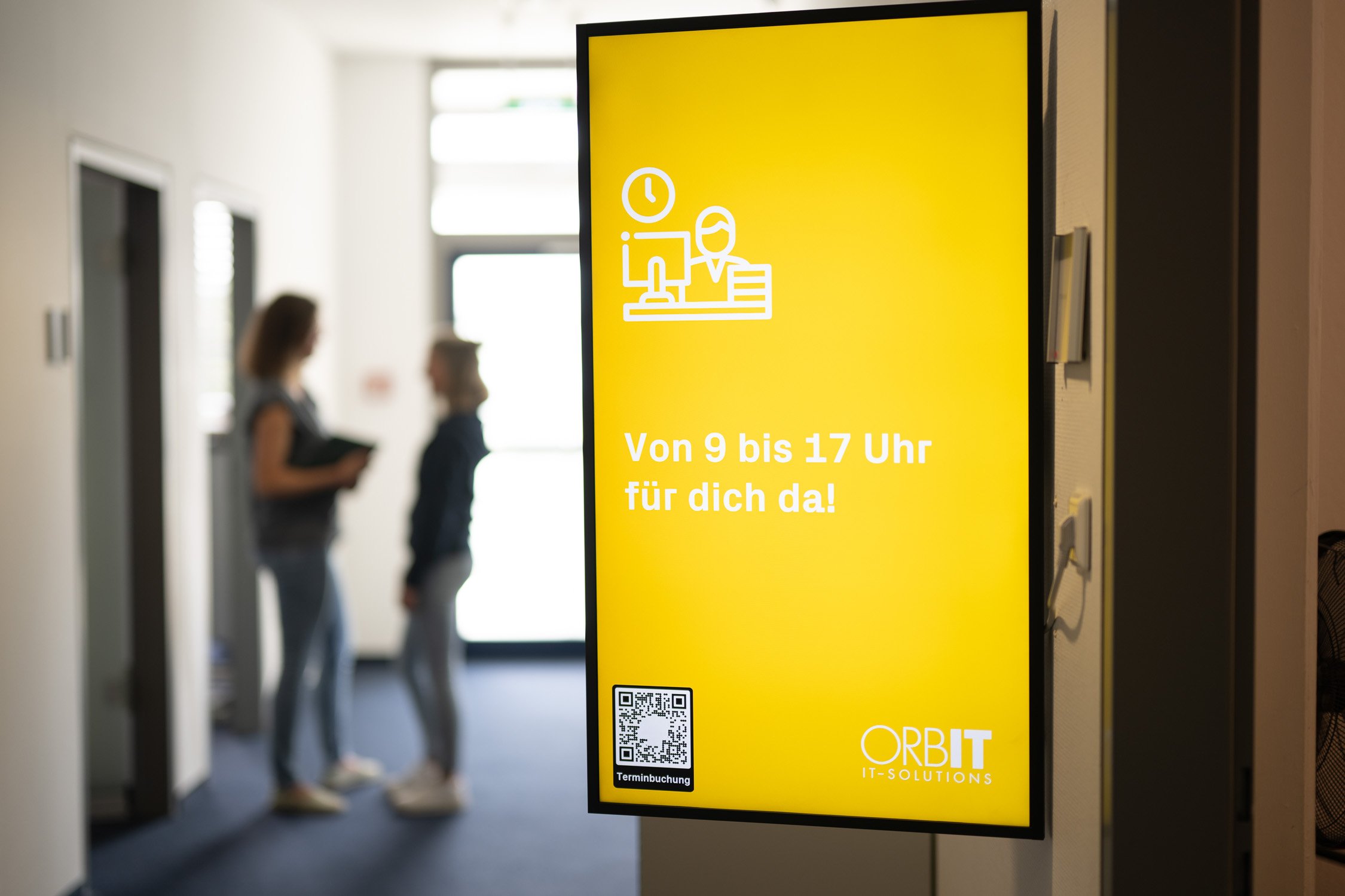 Digitales Info-Display im Empfangsbereich – Unternehmensreportage der Unternehmenskommunikation in Köln und Bonn.