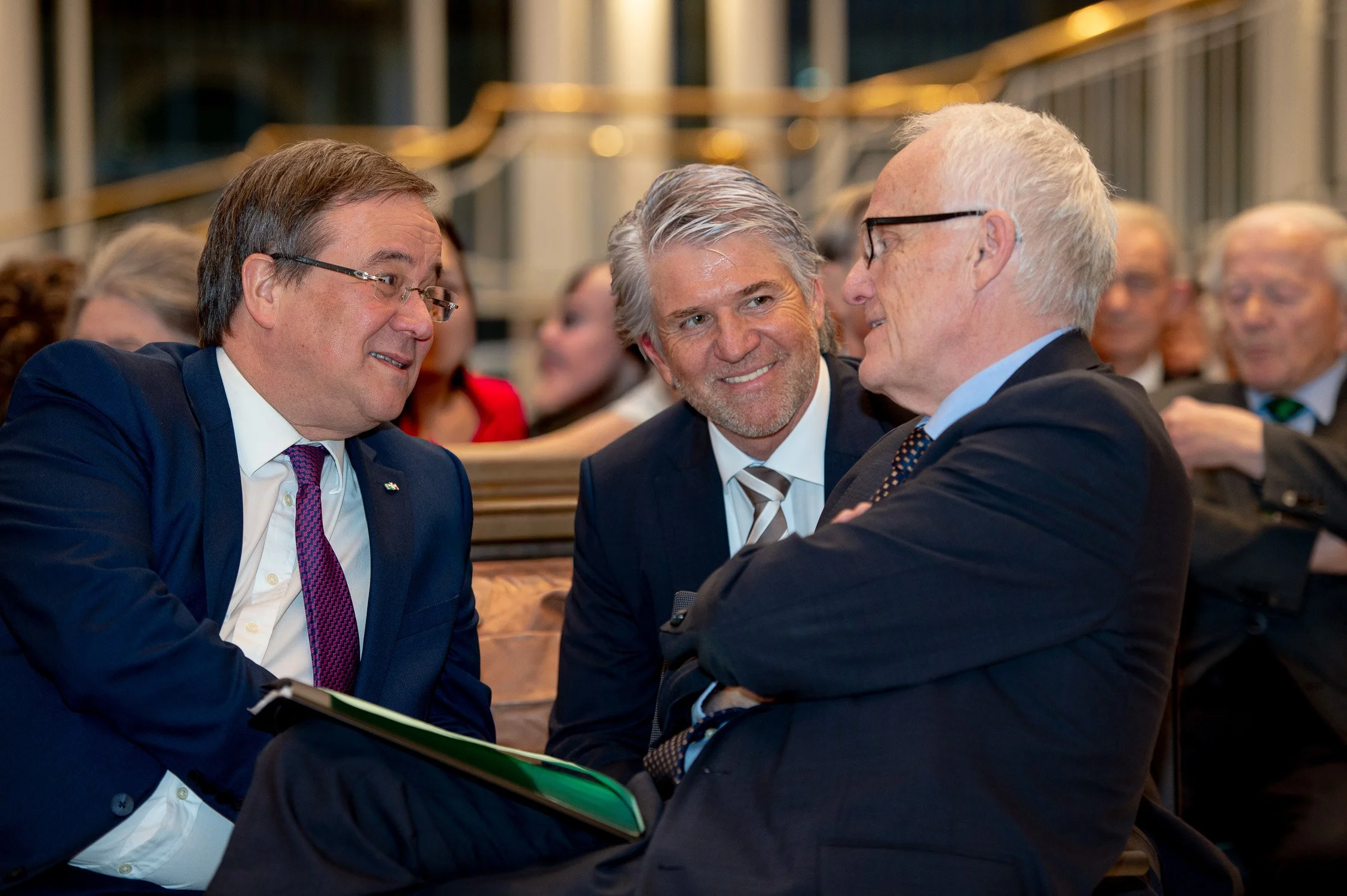 Armin Laschet und Jürgen Rüttgers im Gespräch bei einer politischen Veranstaltung.