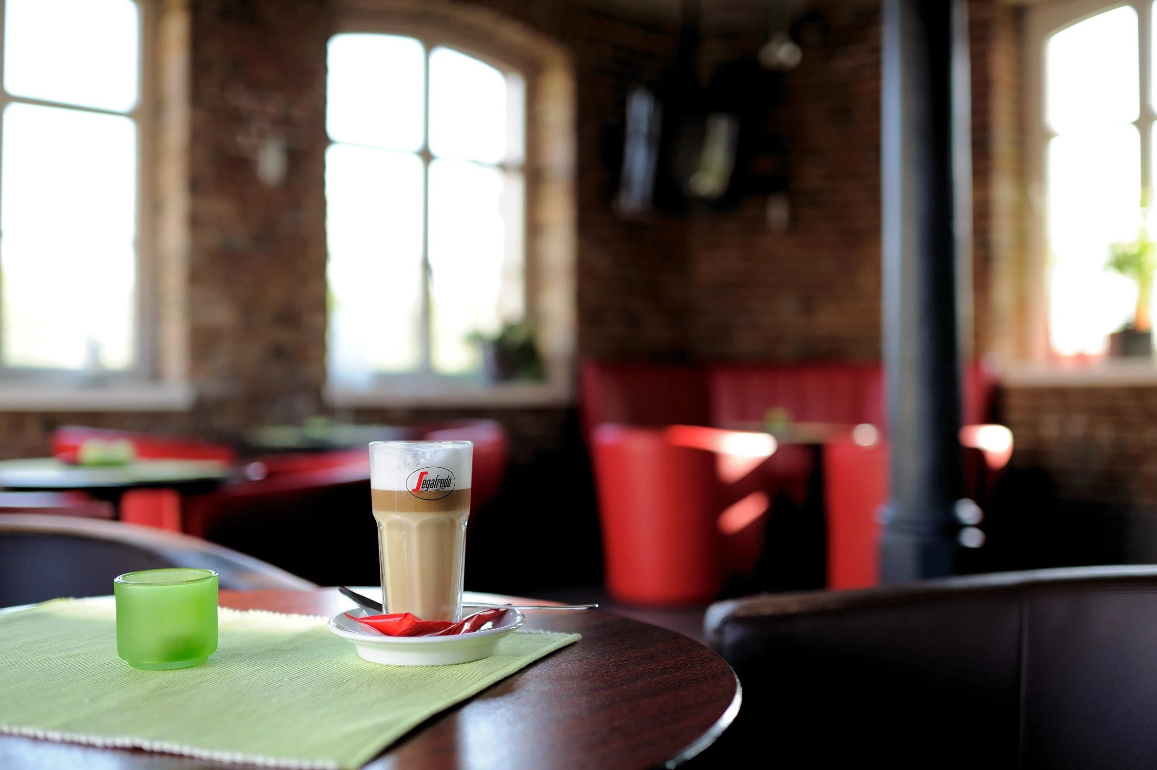 Gemütlicher Café- und Loungebereich mit Latte Macchiato – Unternehmensreportage in Köln und Bonn.