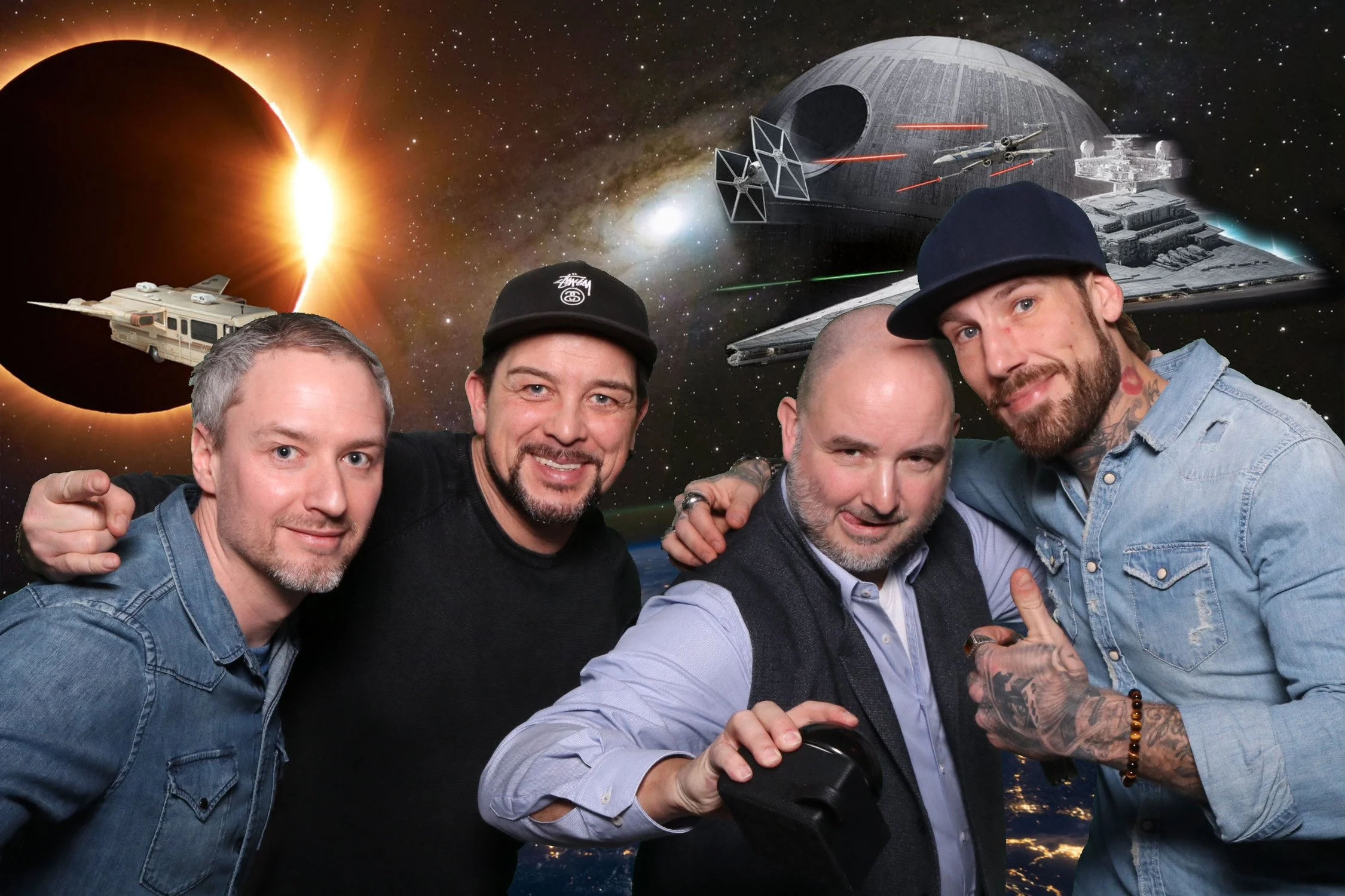 Männergruppe vor einem Themenhintergrund in der Fotobox bei einer Mottoparty