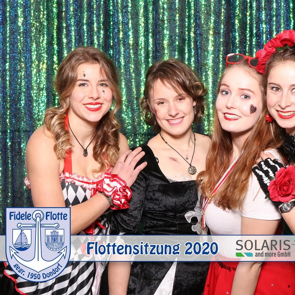 Verkleidete Gruppe vor Pailletten-Hintergrund in der Fotobox auf einer Karnevalssitzung in Köln