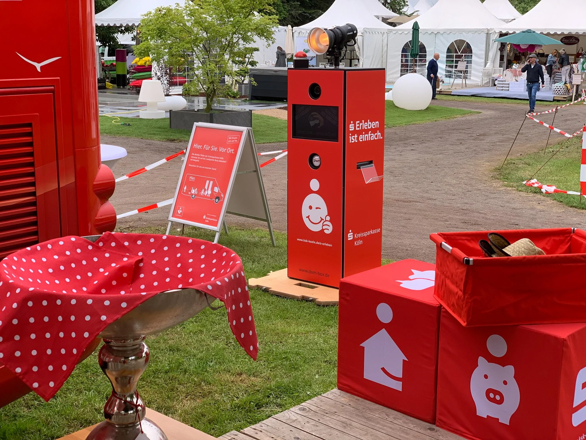 Gebrandete Fotobox im Einsatz bei einem Open-Air-Event in NRW