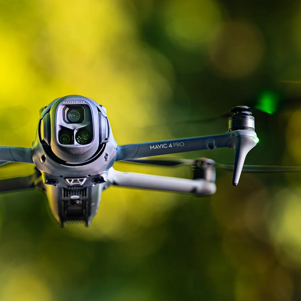 DJI Mavic 4 Pro mit Hasselblad-Kamera im Flug – professionelle Drohne für Luftaufnahmen, Drohnenfotograf Hennef · Köln · Bonn.