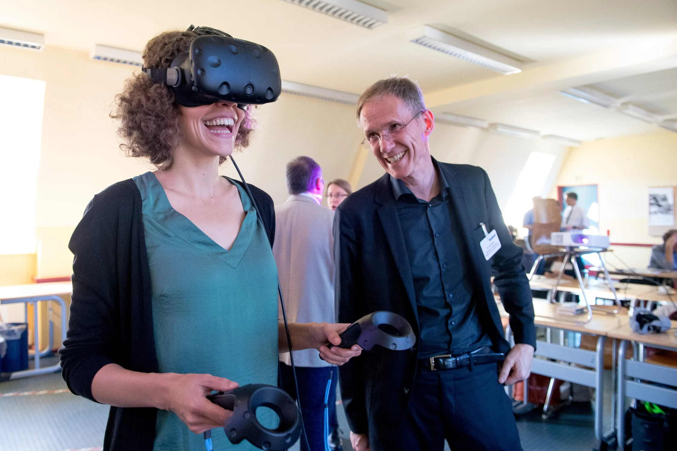 Gast testet eine VR-Brille an einer interaktiven Kongress-Station – Eventfotografie bei einer Tagung.