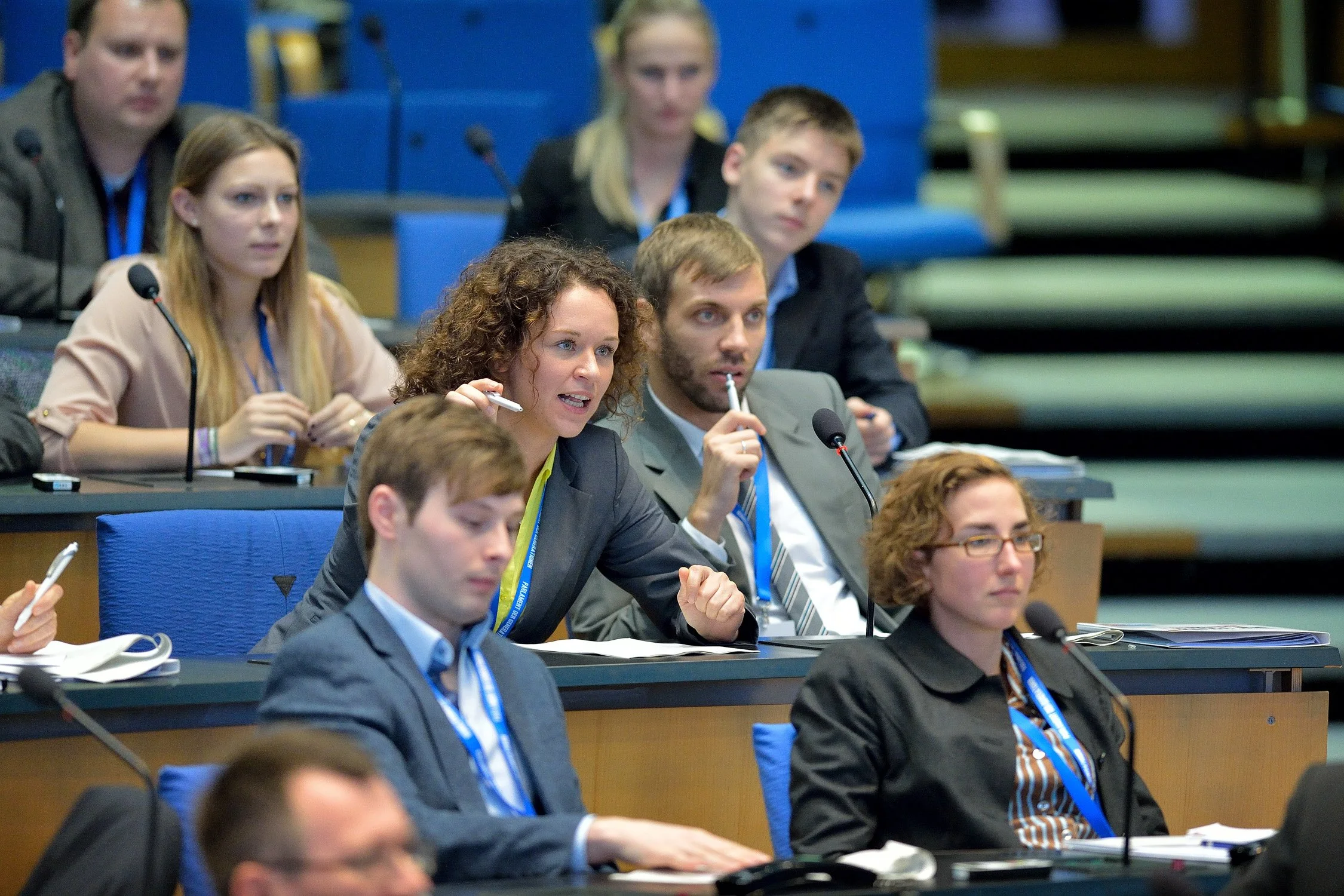 Junges Publikum verfolgt eine Diskussionsrunde im WCCB Bonn – Eventfotografie bei einer Konferenz in Bonn.