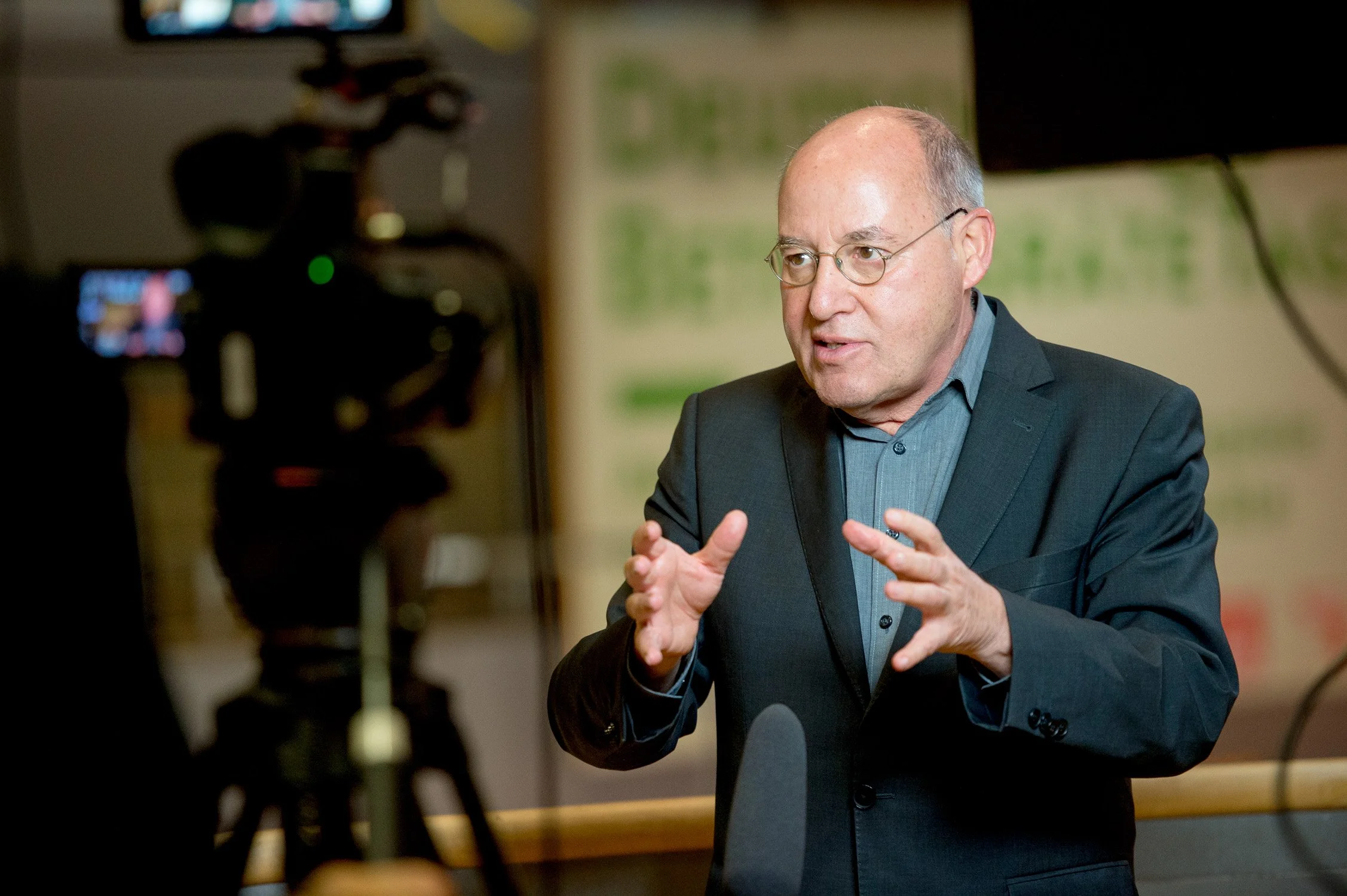 Gregor Gysi gestikuliert während einer Rede bei einer Veranstaltung.