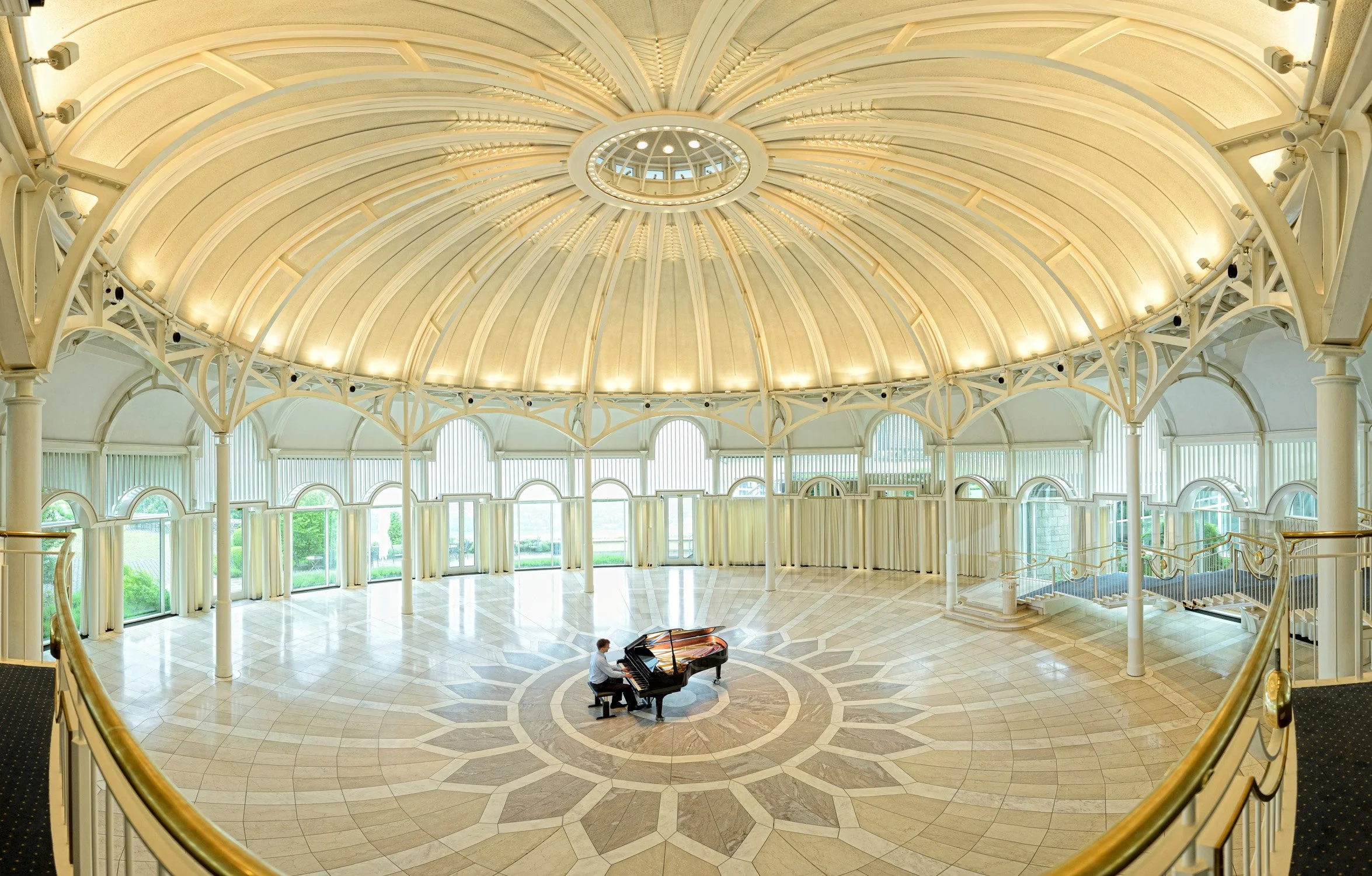 Historischer Kuppelsaal mit verziertem Deckengewölbe und Rundbogen-Fenstern – Architekturfotografie in Bonn