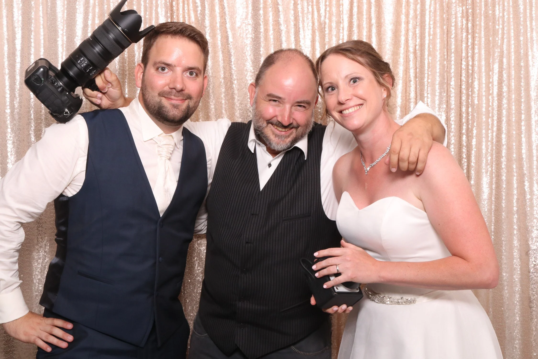 Brautpaar mit Fotograf in der Fotobox auf einer Hochzeit