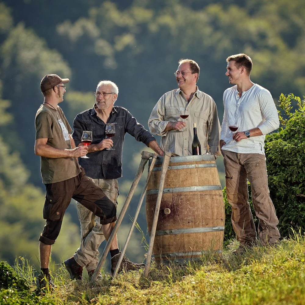 Firmenportrait eines Winzer-Teams im Weinberg – natürliche Gruppenfotografie für Unternehmen rund um Bonn.