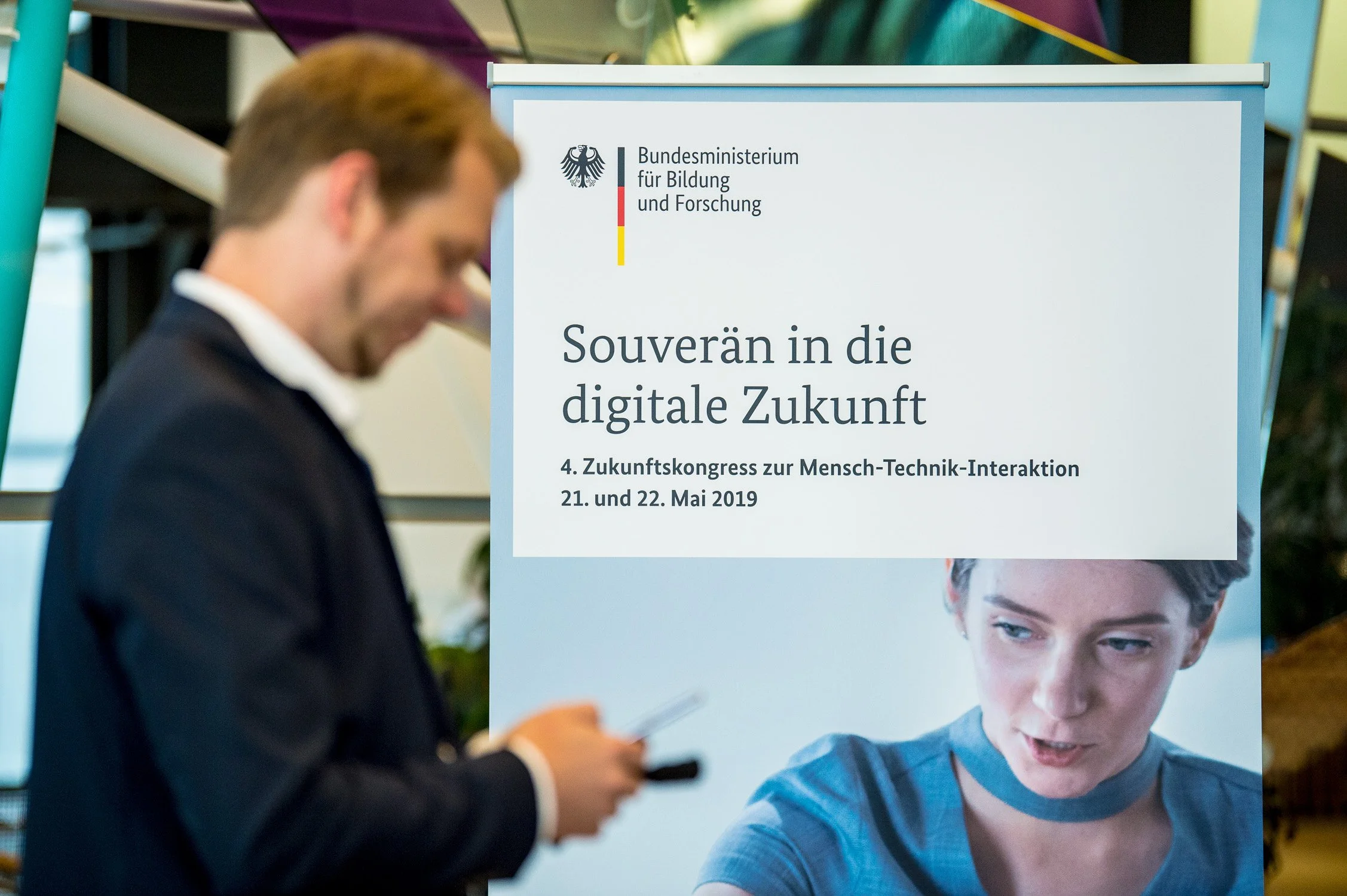 Teilnehmer am Aufsteller des BMBF-Zukunftskongresses „Souverän in die digitale Zukunft" in Bonn – Eventfotografie bei einer Tagung.