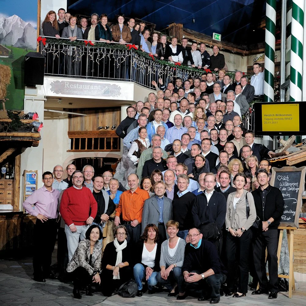 Großes Gruppenfoto der Belegschaft bei einer Firmenfeier in Köln und Bonn