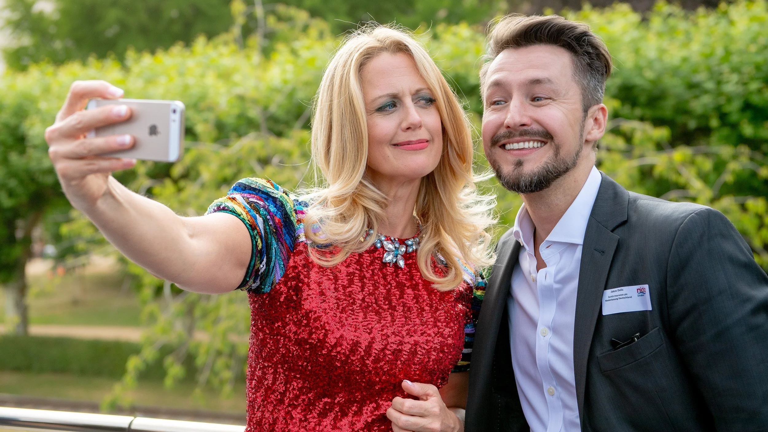 Prominenter Gast macht ein Selfie mit einem Gast auf einer Firmenfeier