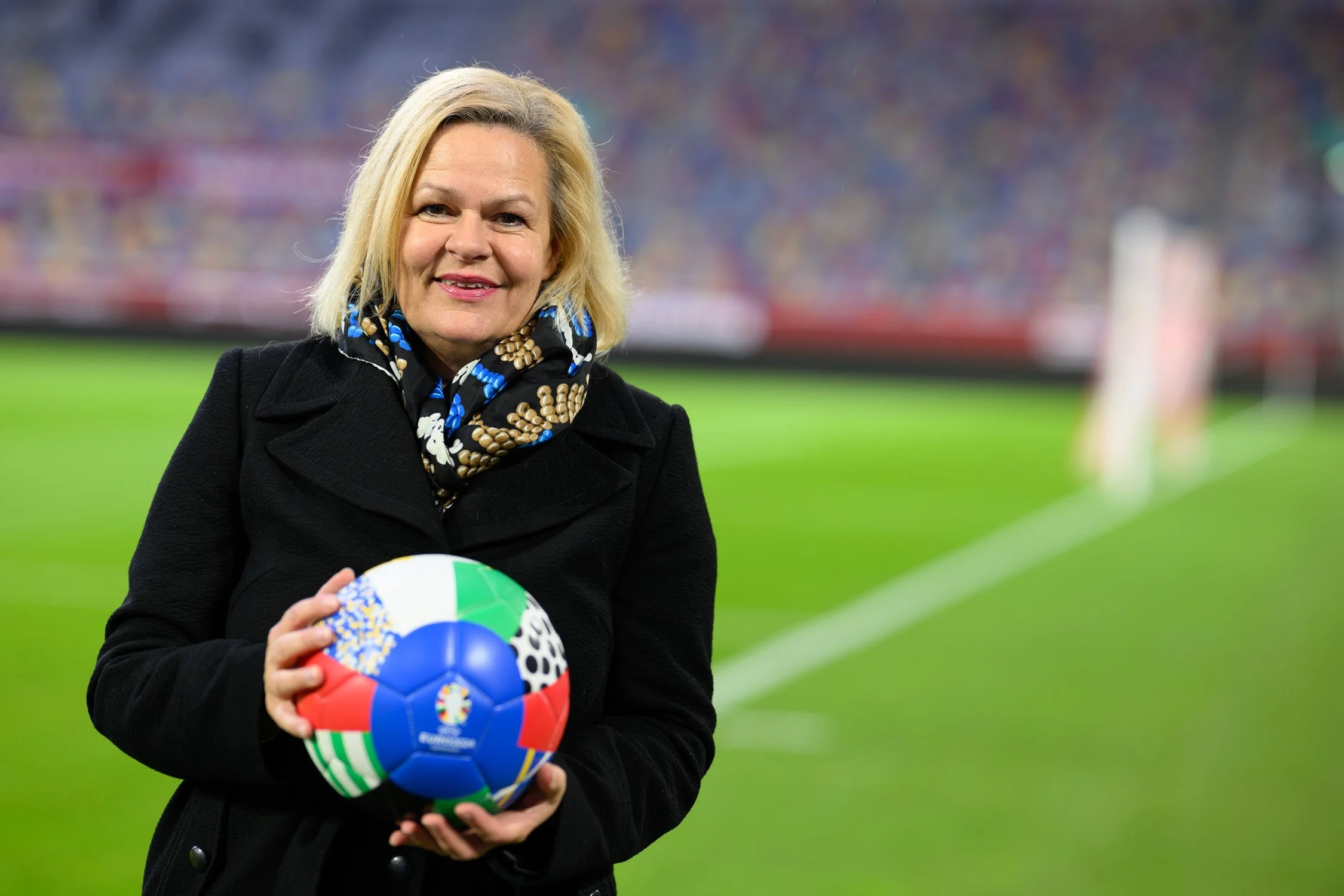 Businessportrait einer Führungspersönlichkeit mit Fußball im Stadion – Unternehmens- und Editorialfotografie.