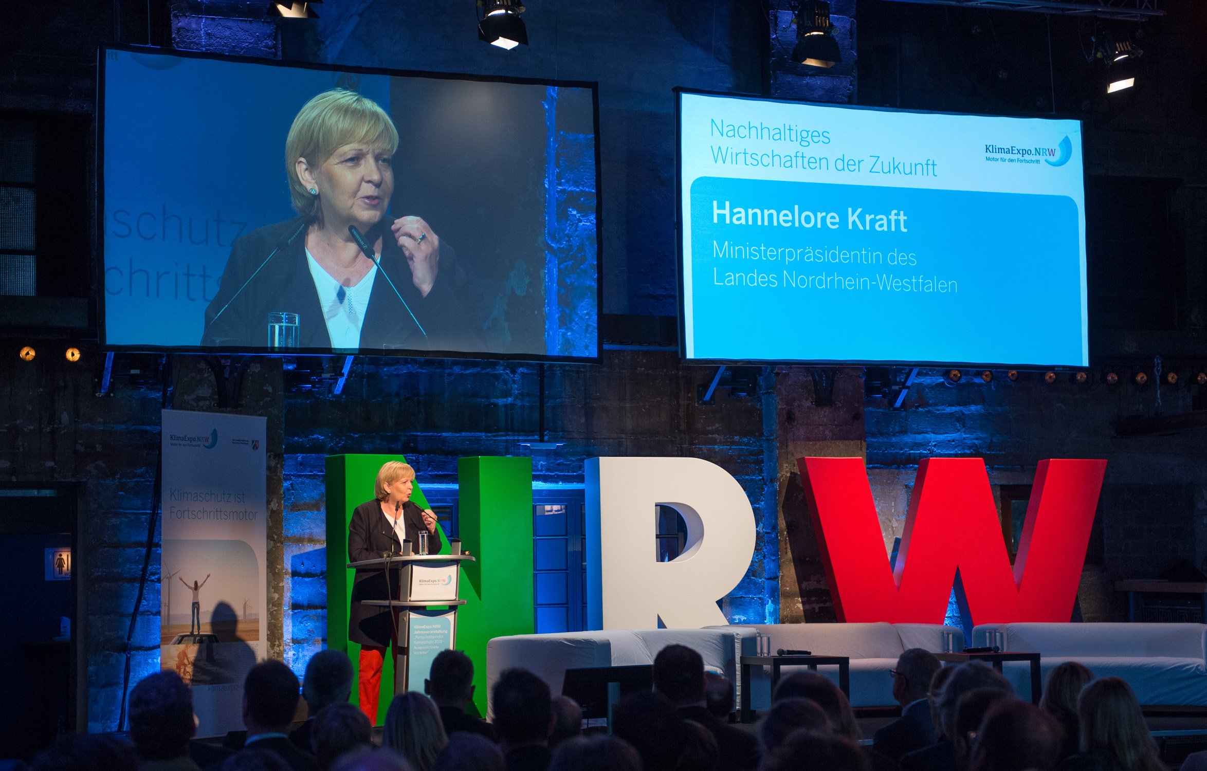 Hannelore Kraft, Ministerpräsidentin von Nordrhein-Westfalen, bei einer Rede auf der Bühne einer politischen Veranstaltung.
