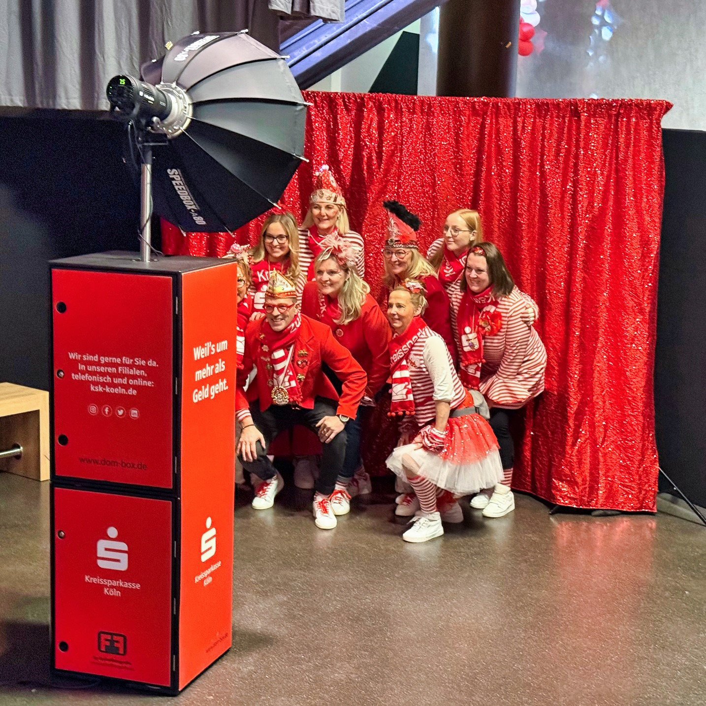 Große Gruppe vor der Fotobox im Querformat für gemeinsame Gruppenbilder in Köln und Bonn