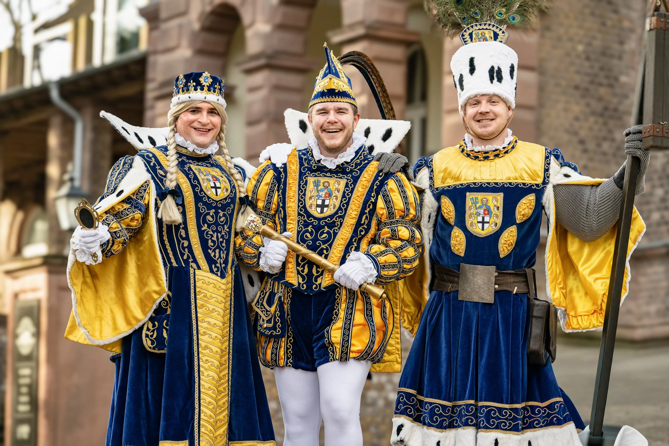 Karnevalsgarde in blau-goldener Uniform bei einem Auftritt.