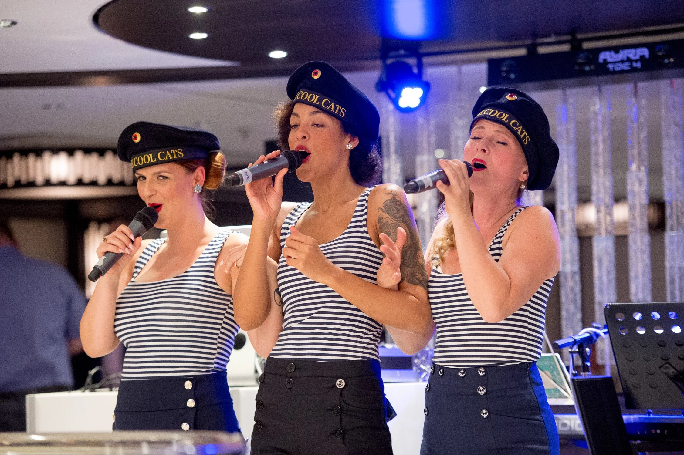 Drei Sängerinnen im Matrosen-Look bei einer Live-Show an Bord – Eventfotografie einer Flusskreuzfahrt