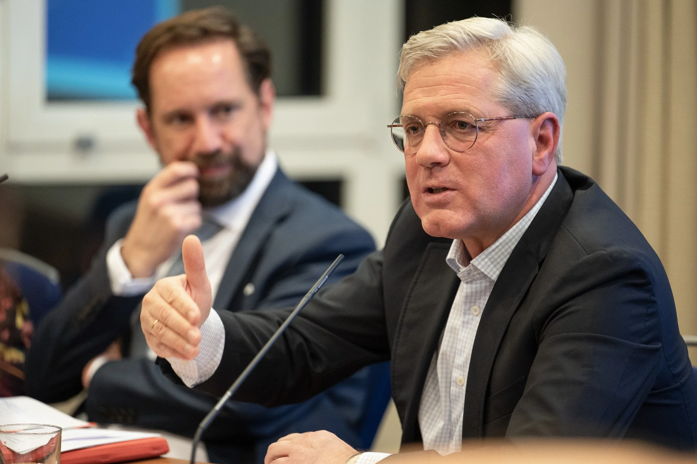 Norbert Röttgen bei einem Redebeitrag im Podium einer Veranstaltung der Konrad-Adenauer-Stiftung – Eventfotografie in NRW.