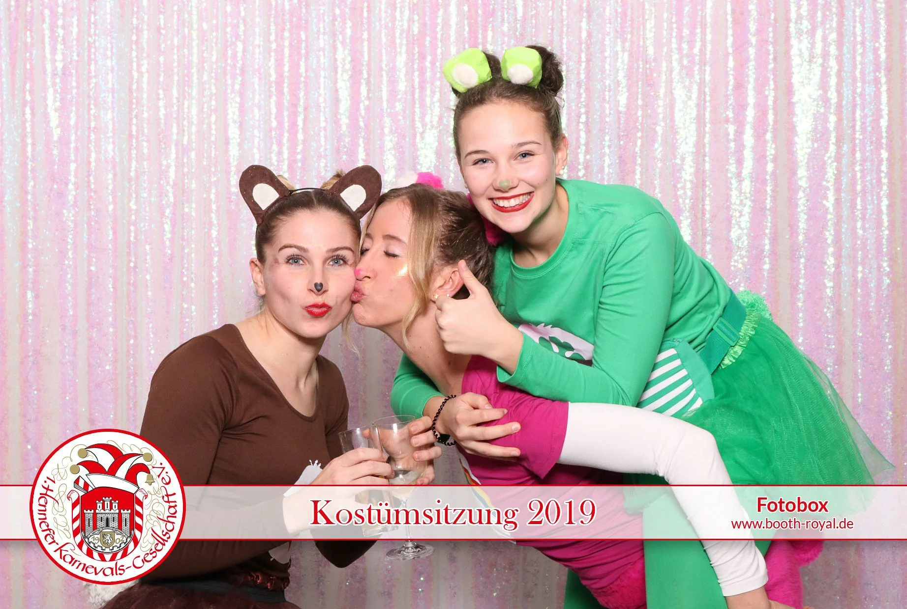 Spontaner fröhlicher Moment dreier Gäste in der Fotobox auf einer Feier