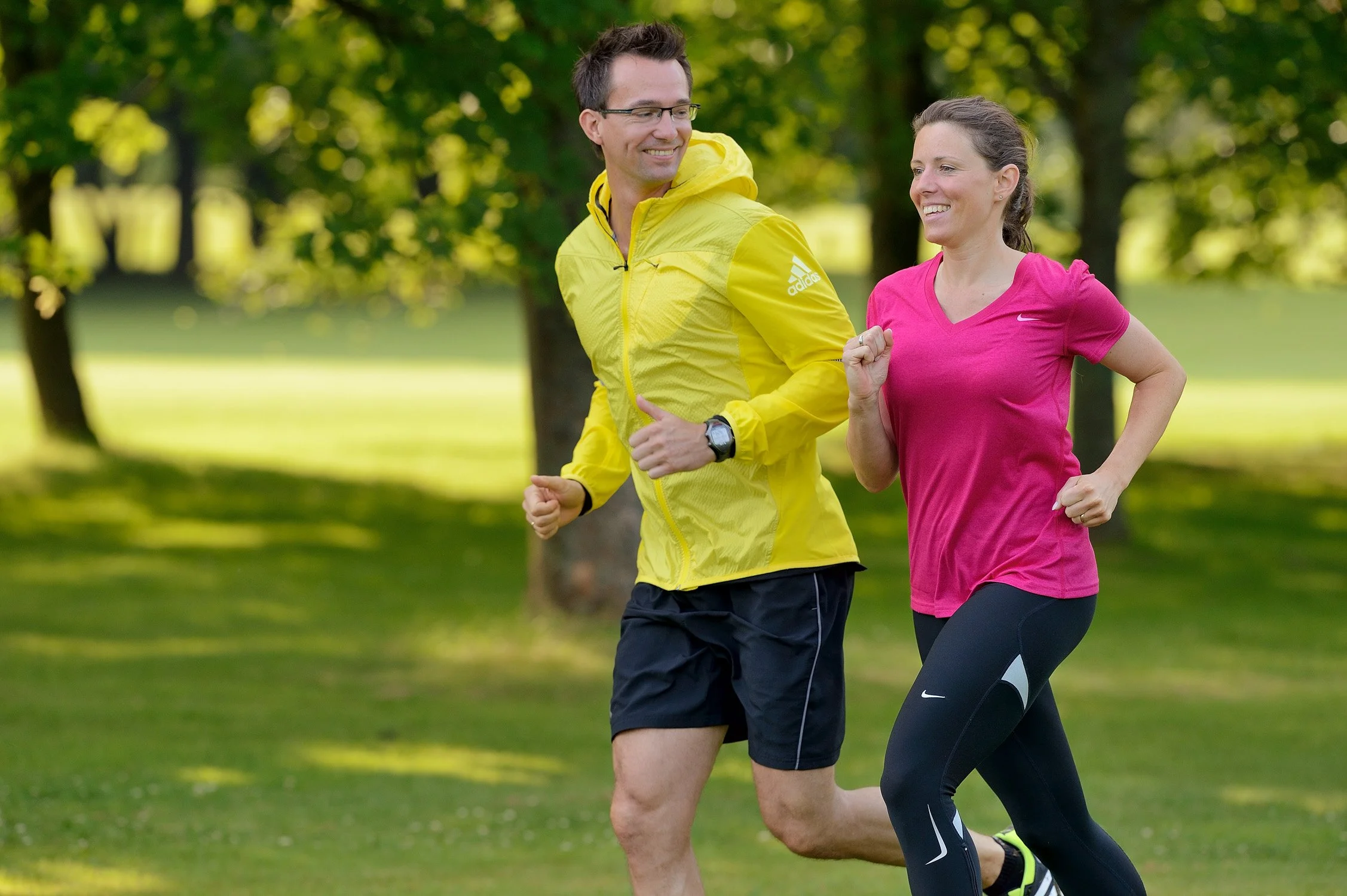 Zwei Sportler beim Lauftraining im Freien – lebendige Businessfotografie in der Region Hennef.