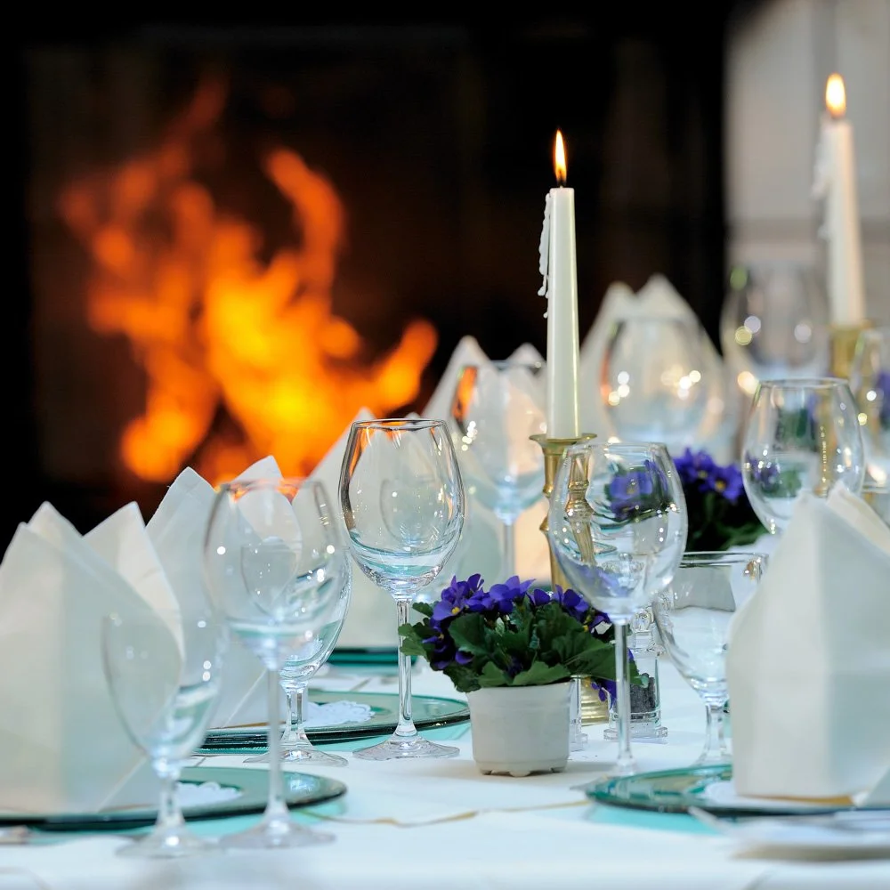 Festlich gedeckte Tafel mit Kaminfeuer im Restaurant – Gastronomiefotografie im Hotel in Siegburg.