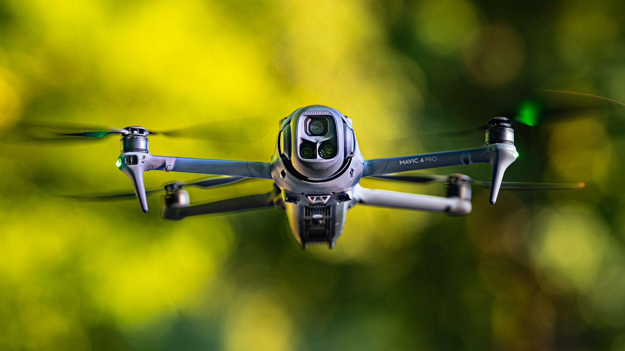 DJI Mavic 4 Pro mit Hasselblad-Kamera im Flug – professionelle Drohne für Luftaufnahmen, Drohnenfotograf Hennef · Köln · Bonn.