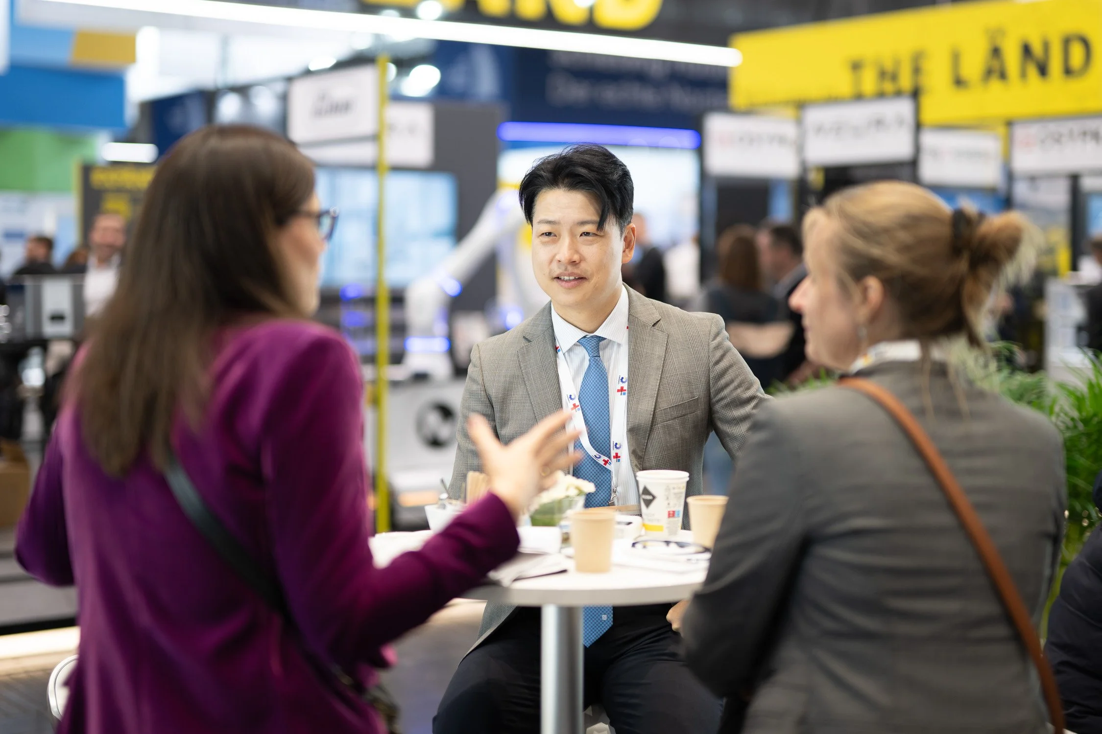 Messefotografie in Köln auf der Anuga – Dialog am Messestand
