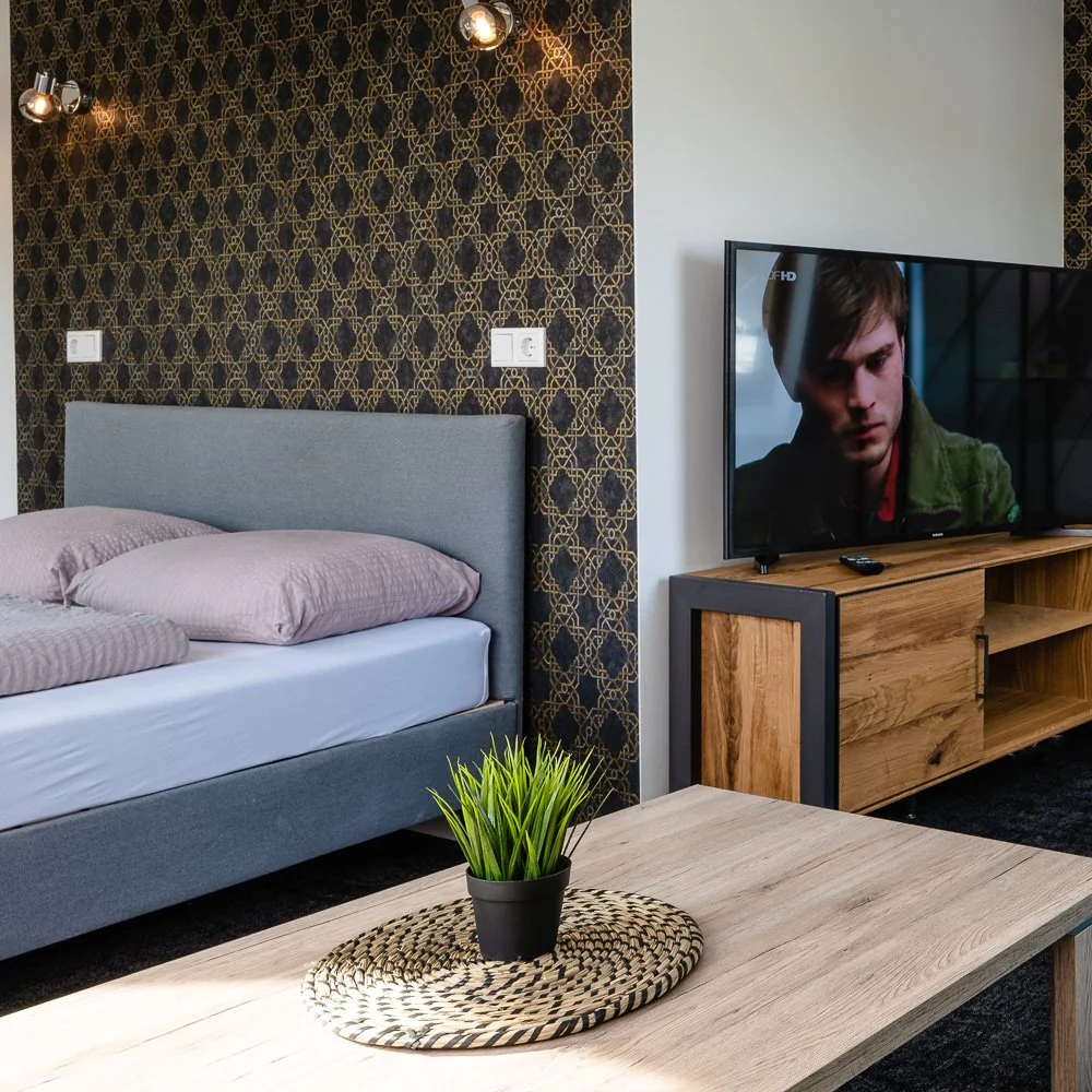 Maisonette-Zimmer mit Bett und Galerieebene – Hotelfotografie in Siegburg.