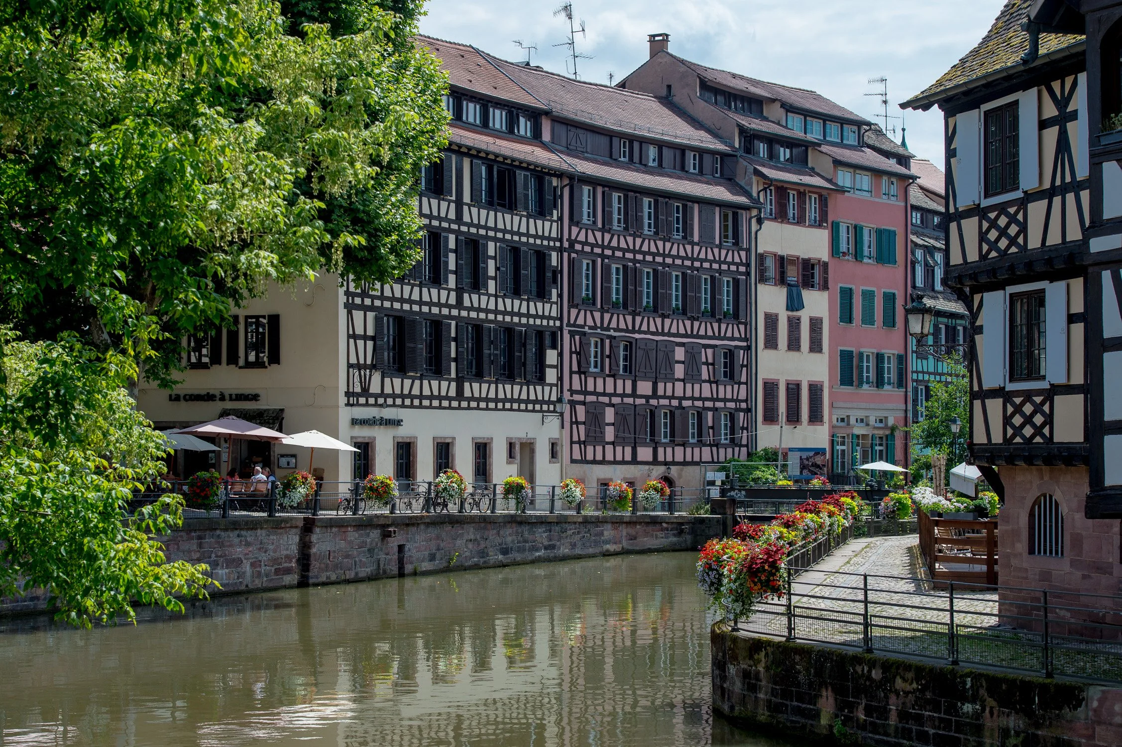 Fachwerkhäuser spiegeln sich im Kanal von La Petite France in Straßburg – Destinationsfotografie im Elsass