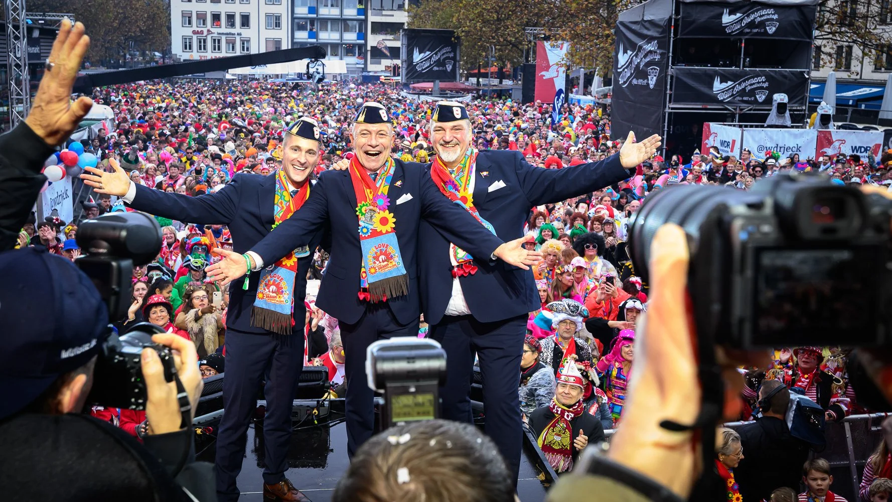 Karneval Sessionseröffnung in Köln am Heumarkt auf der Bühne mit Dreigestirn vor tausenden Jecken