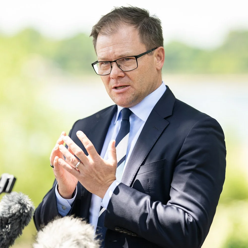 Carsten Schneider, Bundesumweltminister, gestikuliert bei einer Rede in Bonn.