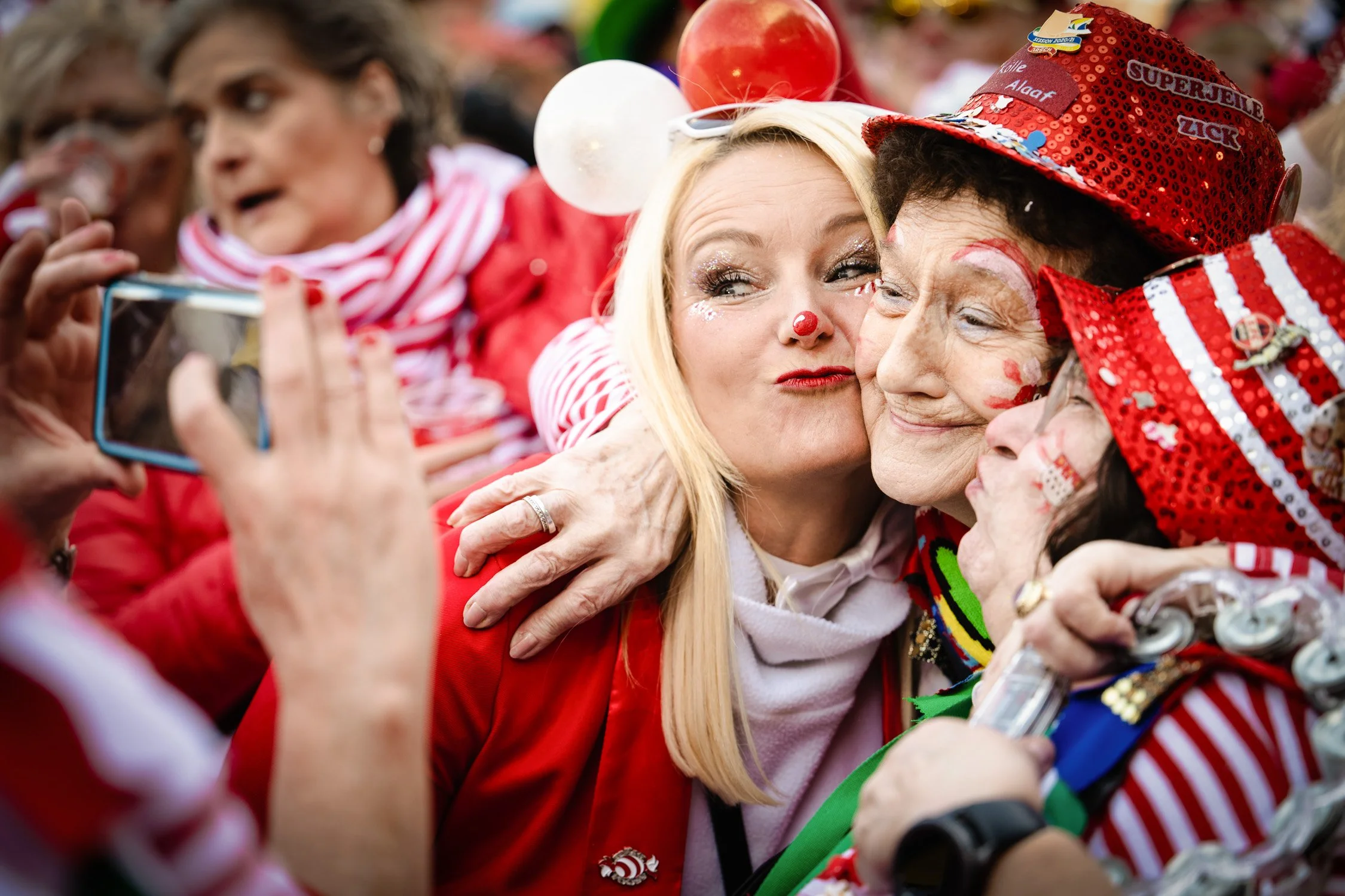 Närrisches Paar feiert ausgelassen beim Straßenkarneval.