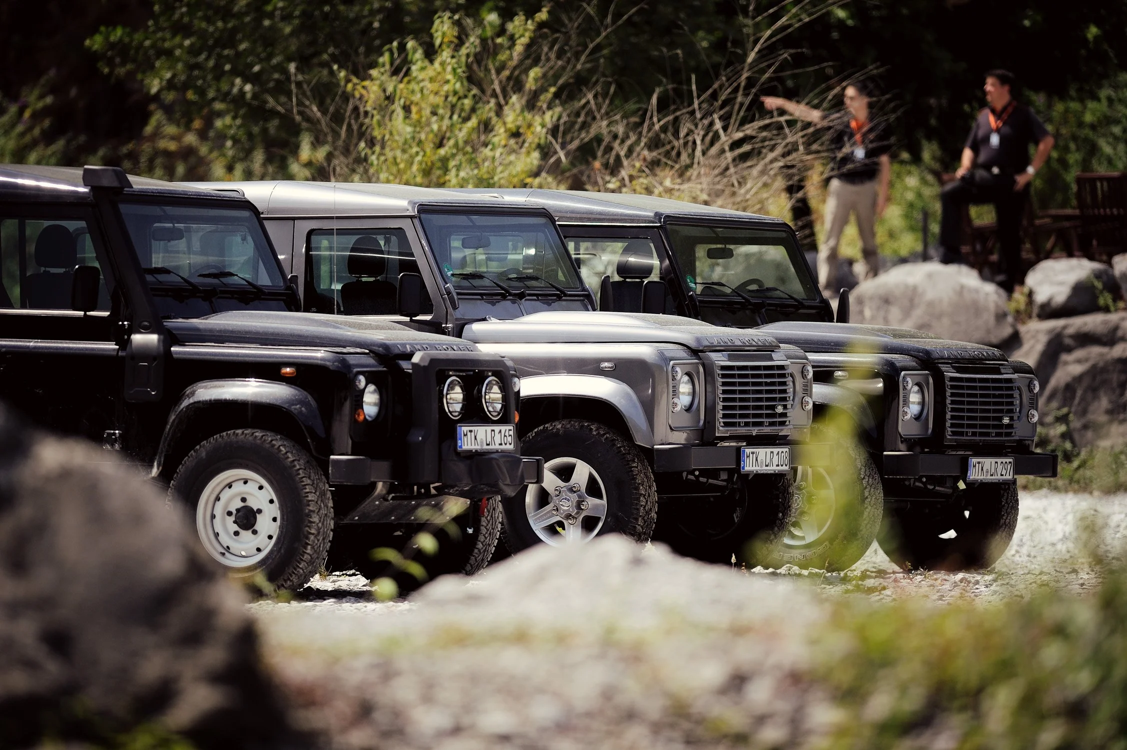 Geländewagen beim Offroad-Programm eines Firmen-Sommerfestes
